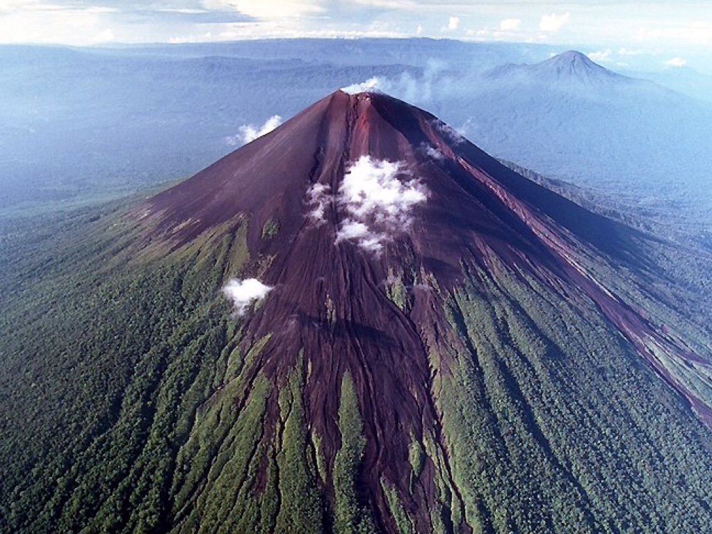 Какой вулкан является самой высокой точкой