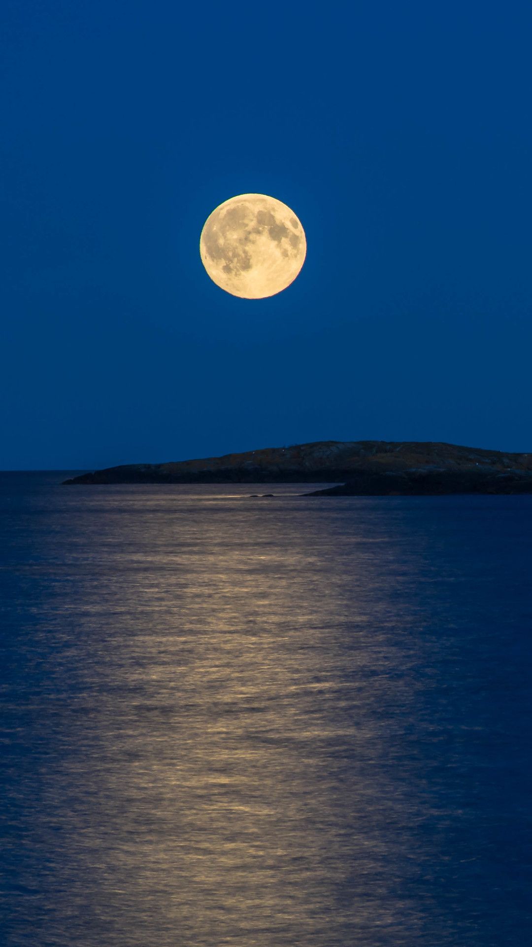 Moonlight Reflection In Sea In 1080x1920 Resolution. Moonlight reflection, Moonlight, Beautiful night image
