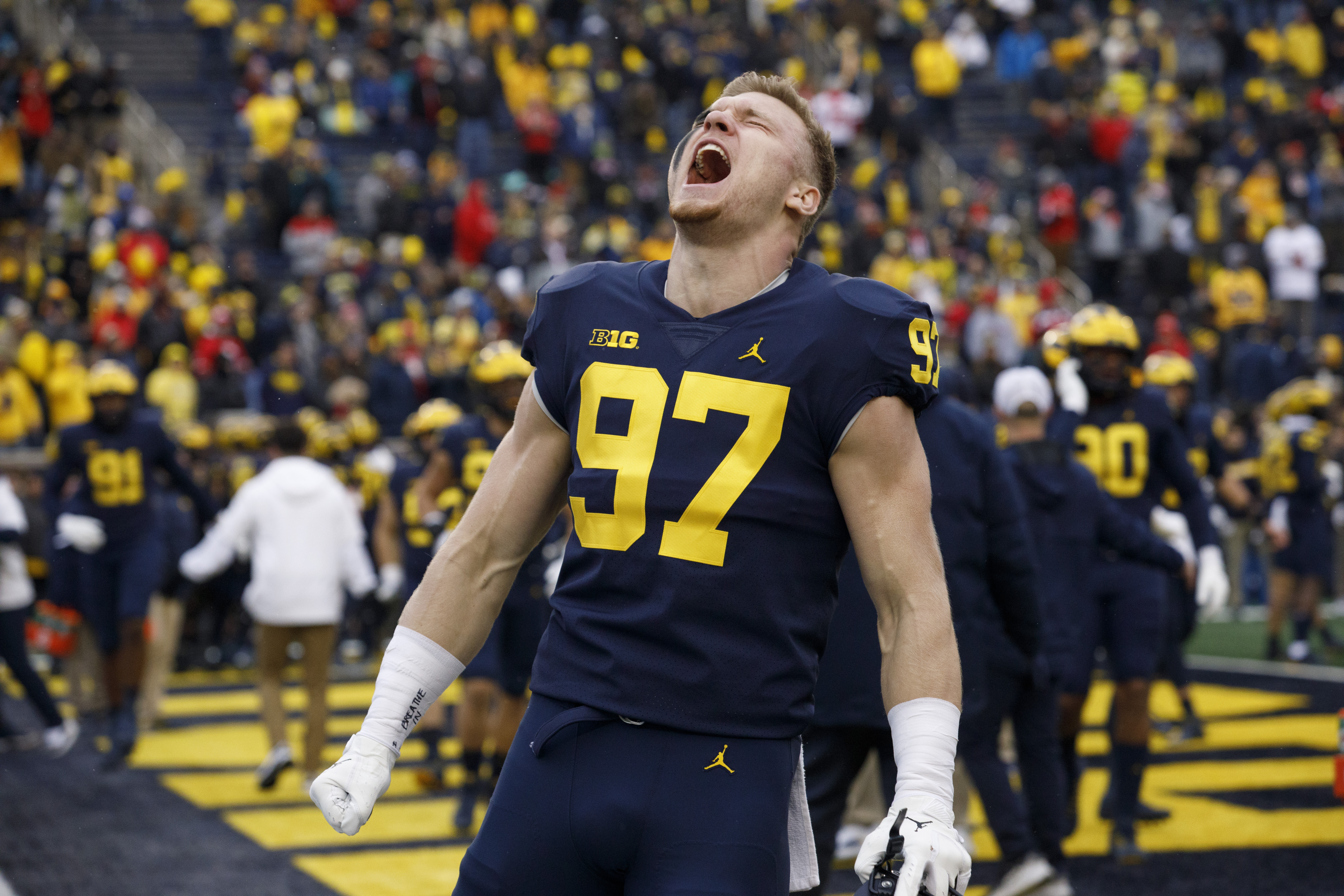 Michigan's Aidan Hutchinson sets record, bolsters Heisman case with 'dominant' performance