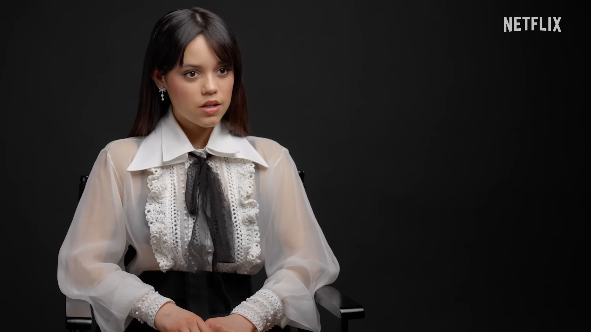 Уэнсдэй 2022. Дженна Ортега. Дженна Ортега Уэнсдей. Wednesday Addams 2022 обои. Обои с Венздей.