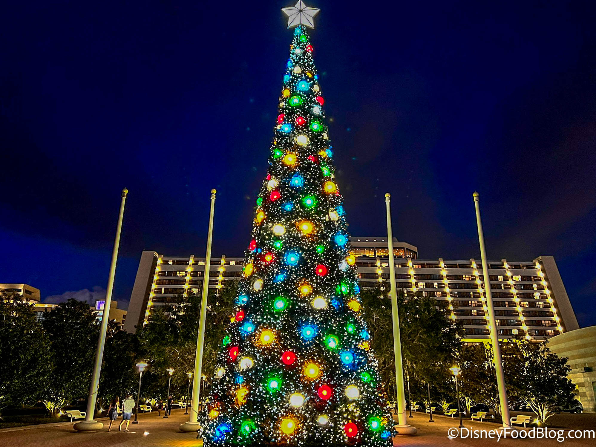 FREE Disney Holiday Wallpaper For Your Phone. the disney food blog