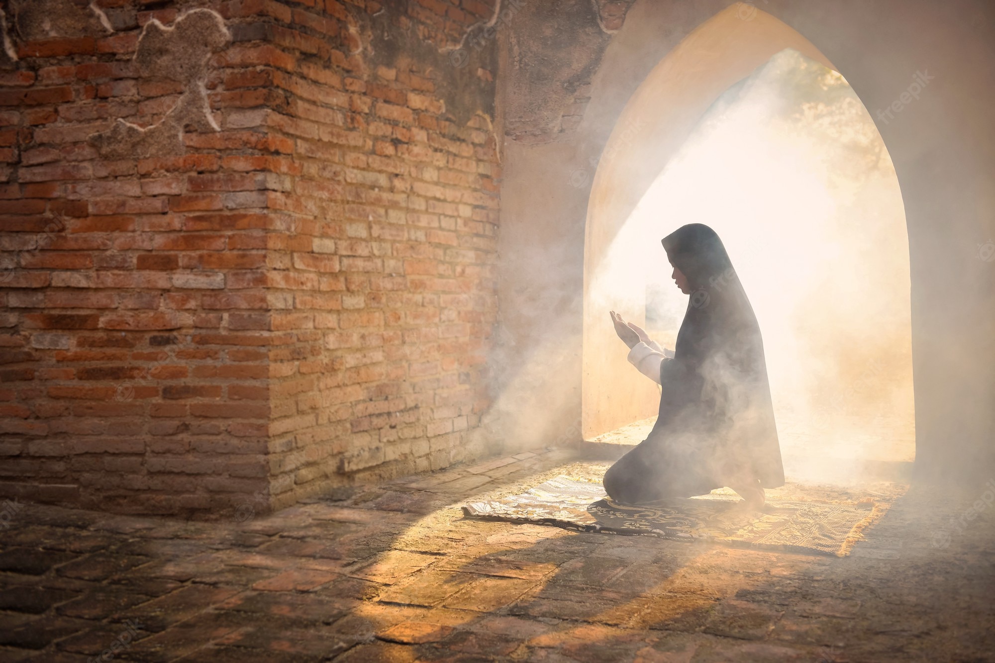 Premium Photo. Silhouette of a muslim girl praying and making a wish from allah at the old mosque, phra nakhon si ayutthaya province, thailand