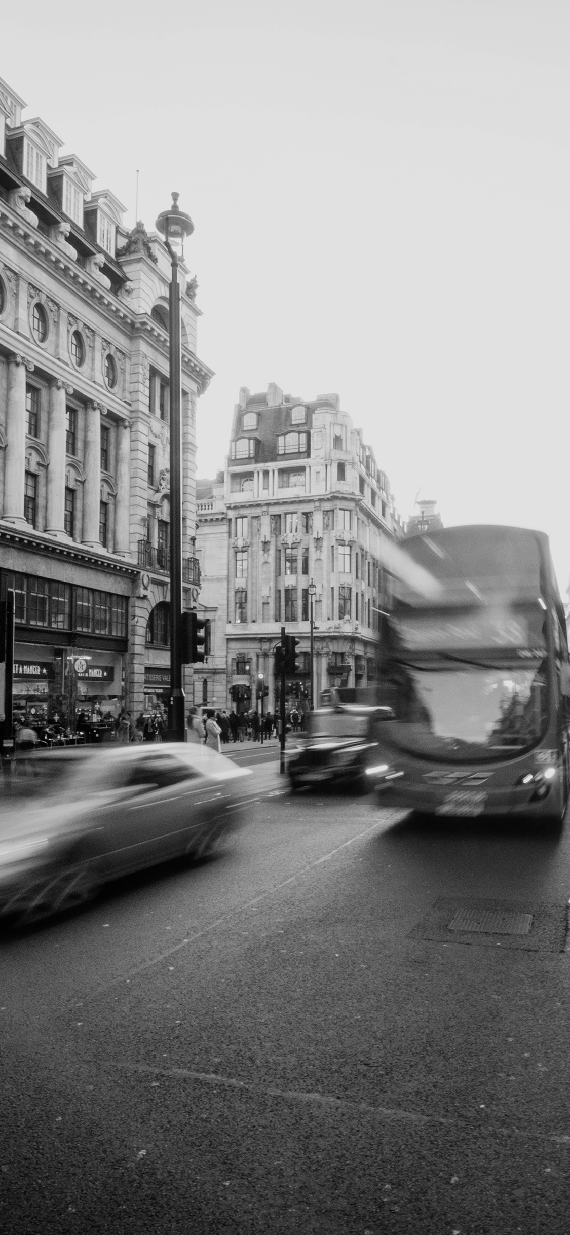 iPhone X wallpaper. london city street people winter dark