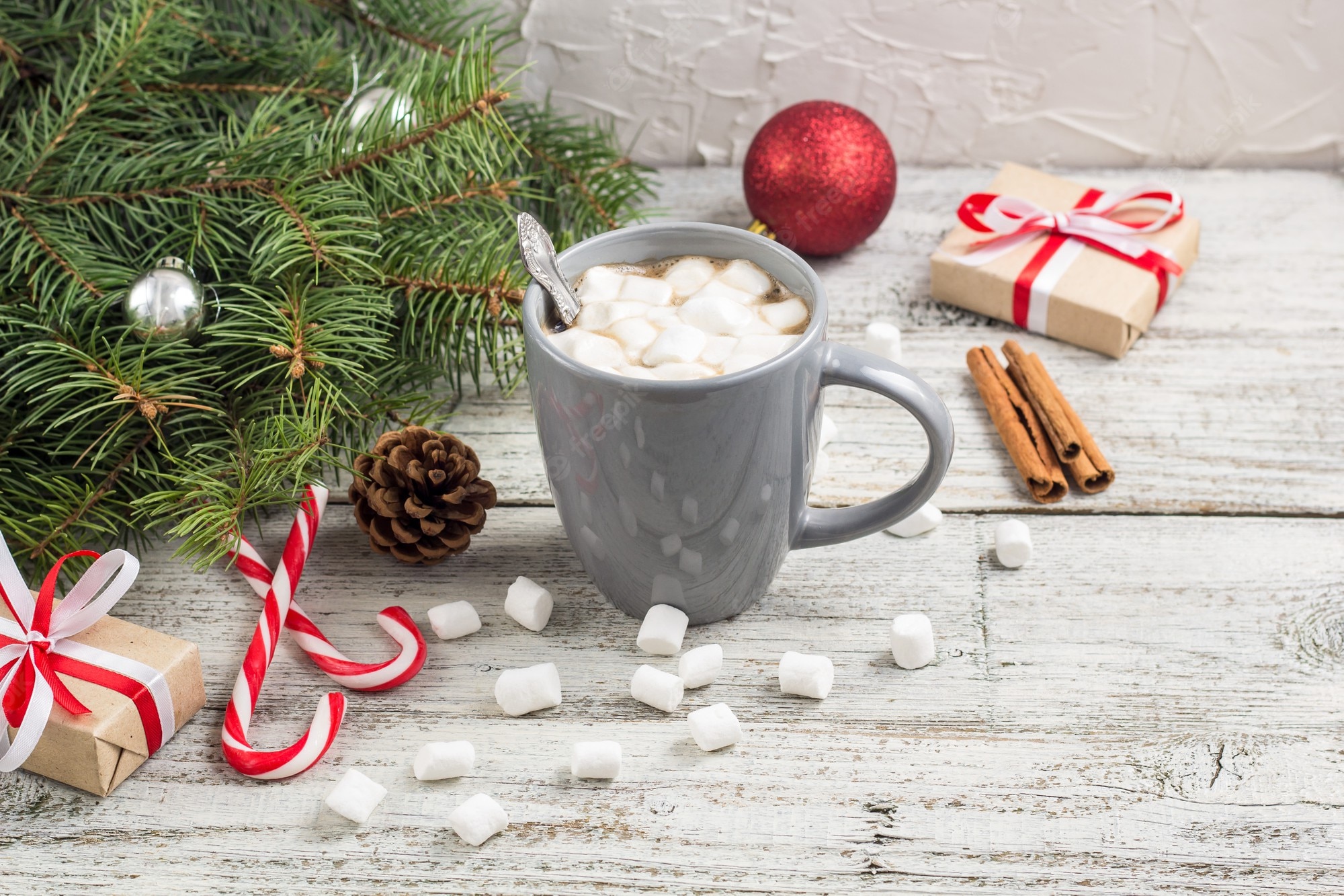 Premium Photo. Winter hot drink. christmas hot chocolate or cocoa with marshmallow on white wooden table with christmas decorations