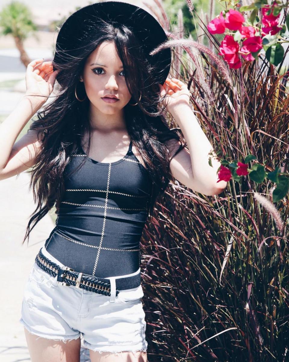 Jenna Ortega Wallpaper APK for Android Download