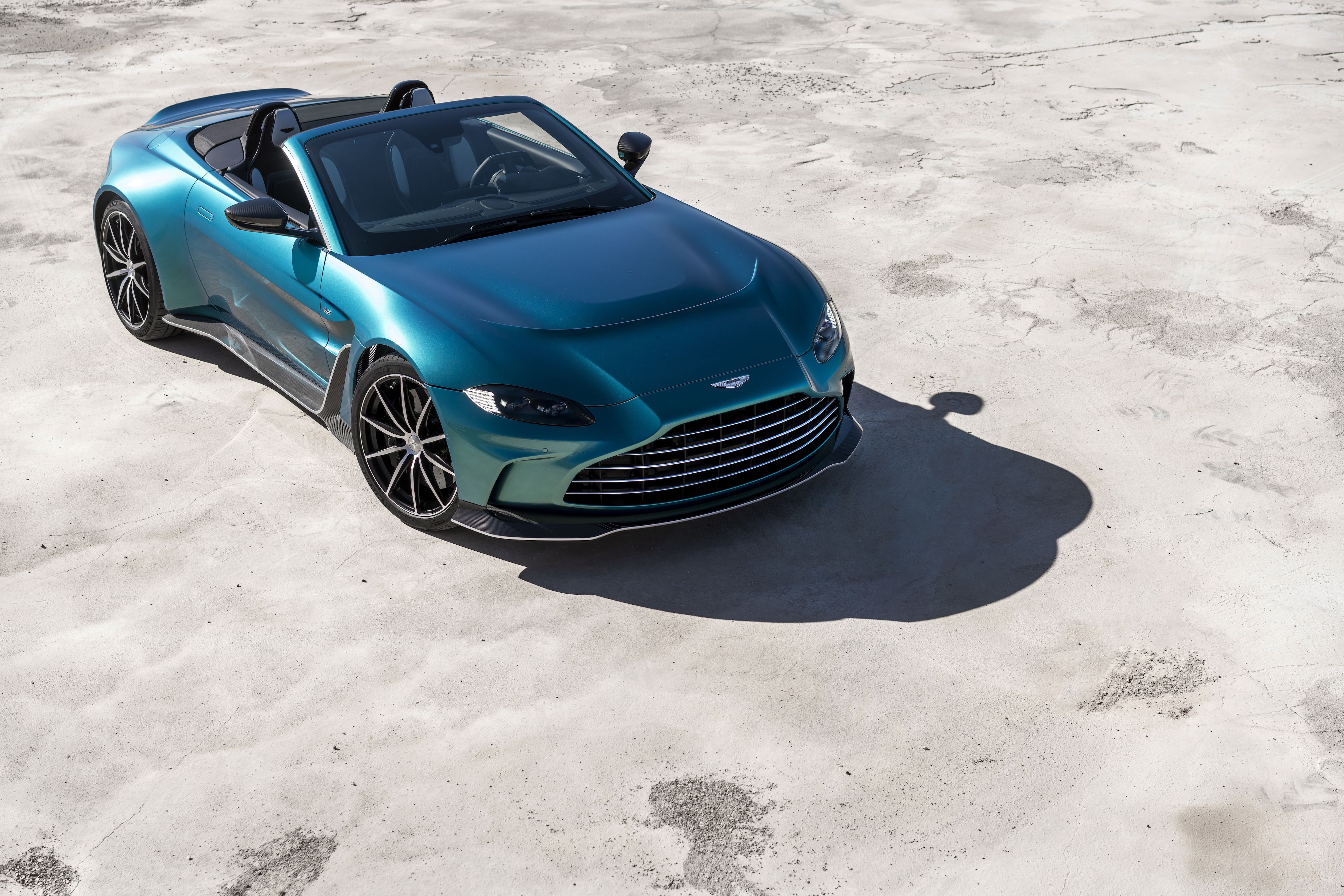 2023 Aston Martin V12 Vantage Roadster Photo & Track