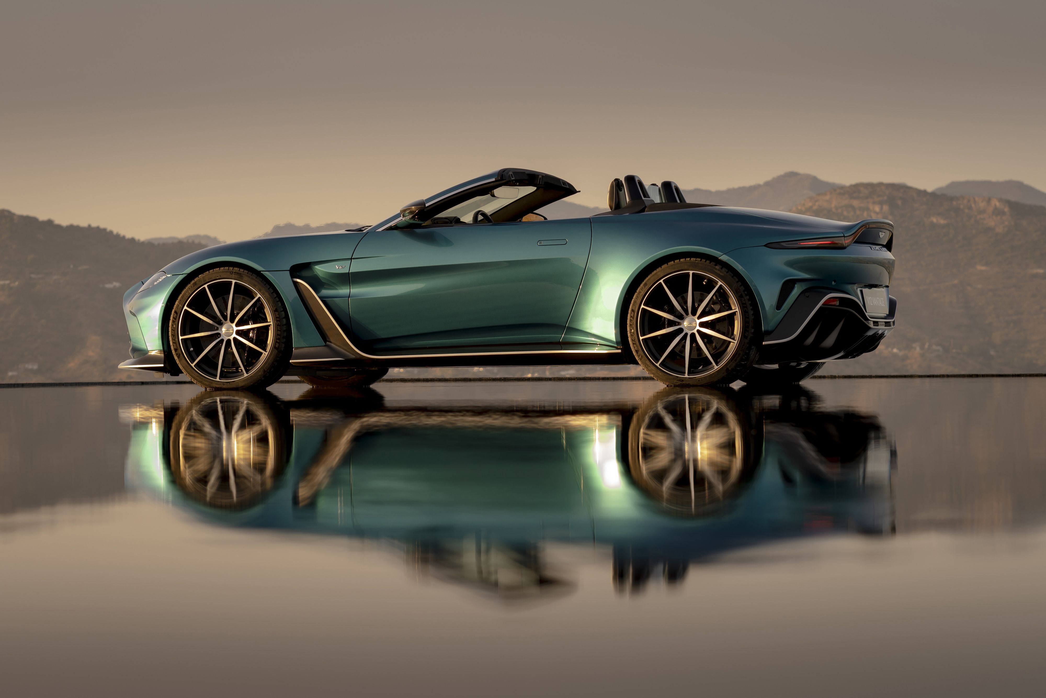 2023 Aston Martin V12 Vantage Roadster Photo & Track
