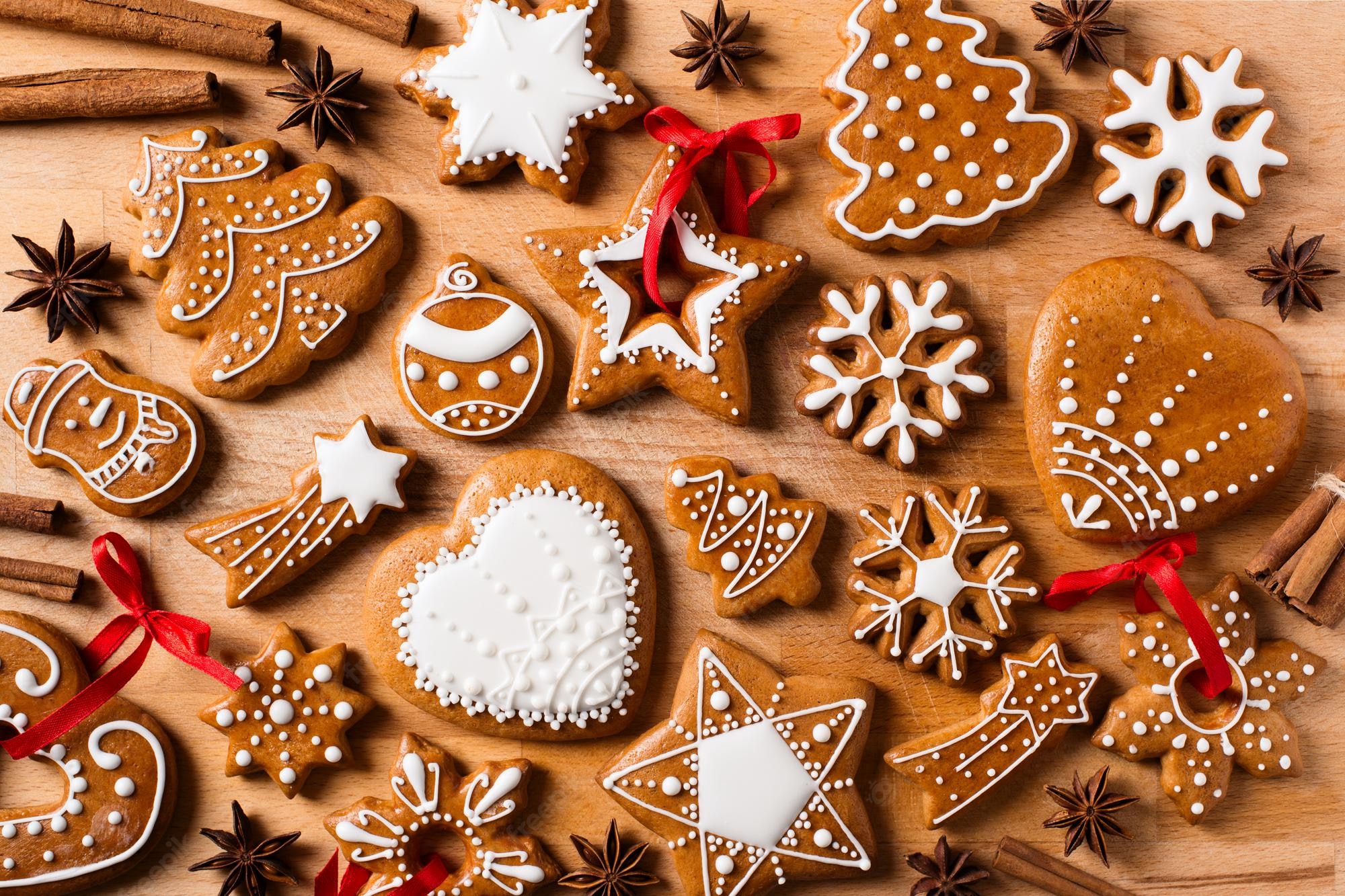 Premium Photo. Gingerbread christmas cookies background on brown wooden texture copy space