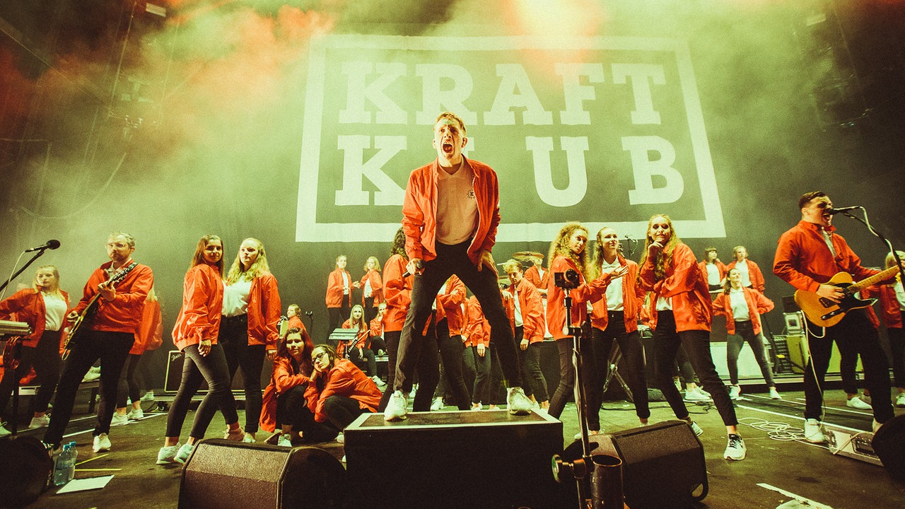 Kraftklub haben eine Anzeige am Hals