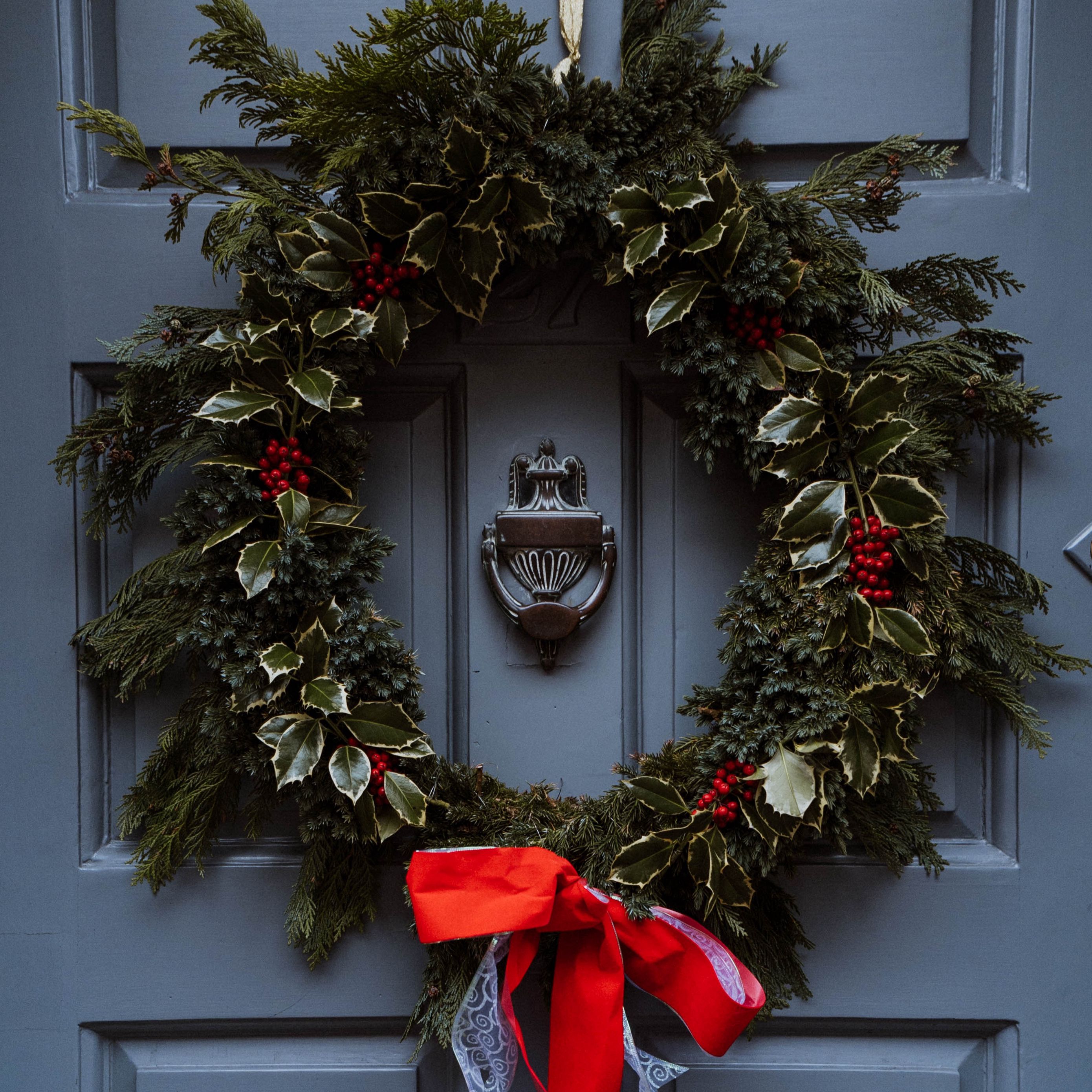 Download wallpaper 2780x2780 door, wreath, decoration, christmas, new year ipad air, ipad air 2, ipad 3, ipad 4, ipad mini 2, ipad mini 3, ipad mini 4, ipad pro 9.7 for parallax HD background