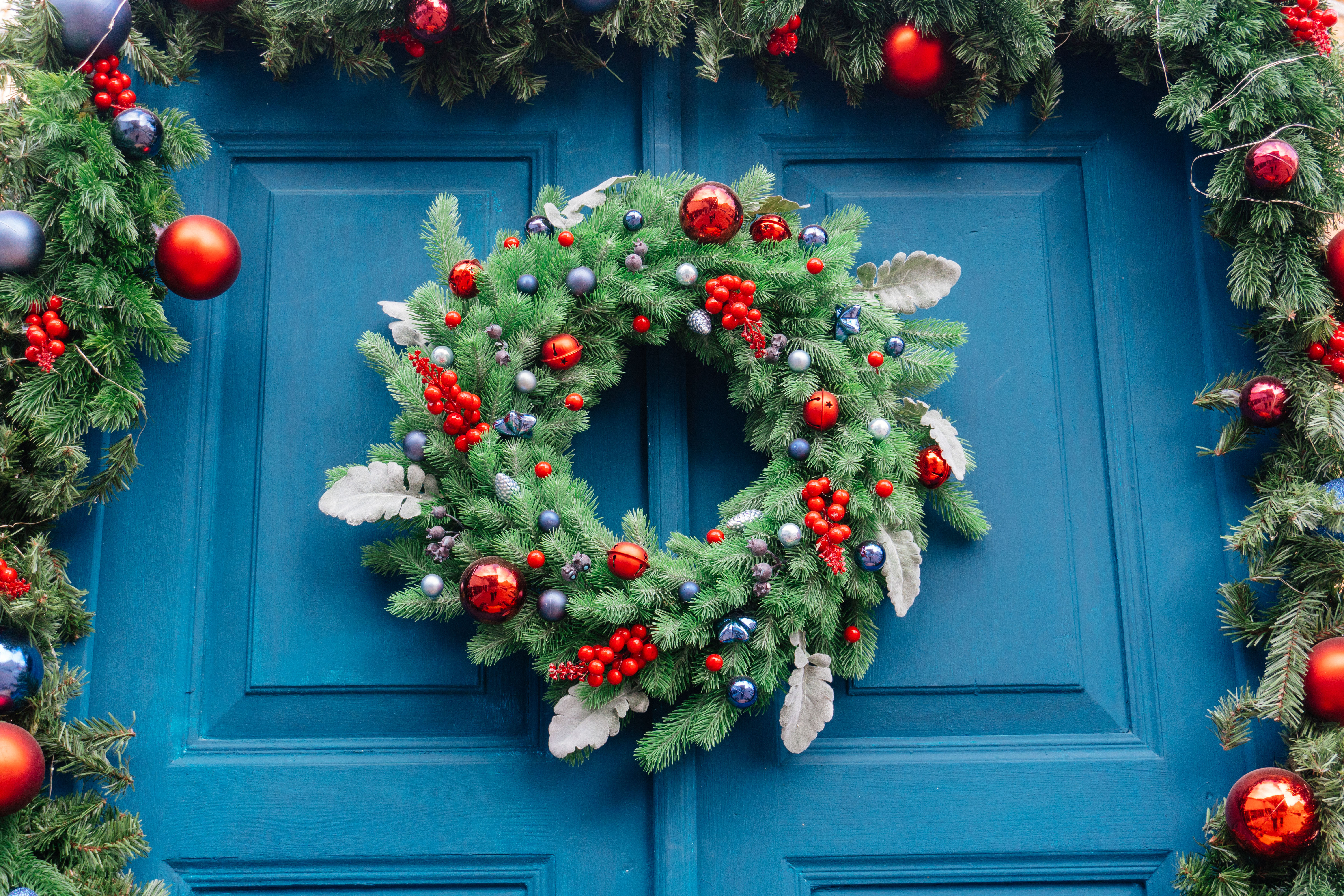 How to Decorate Doorways With Christmas Garland