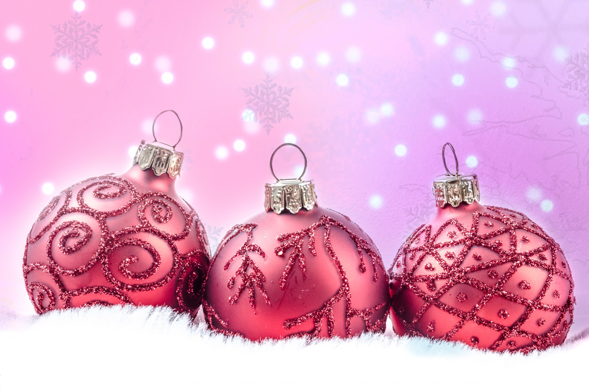 Festive Red Baubles: HD Christmas Ornaments Wallpaper for the Holidays