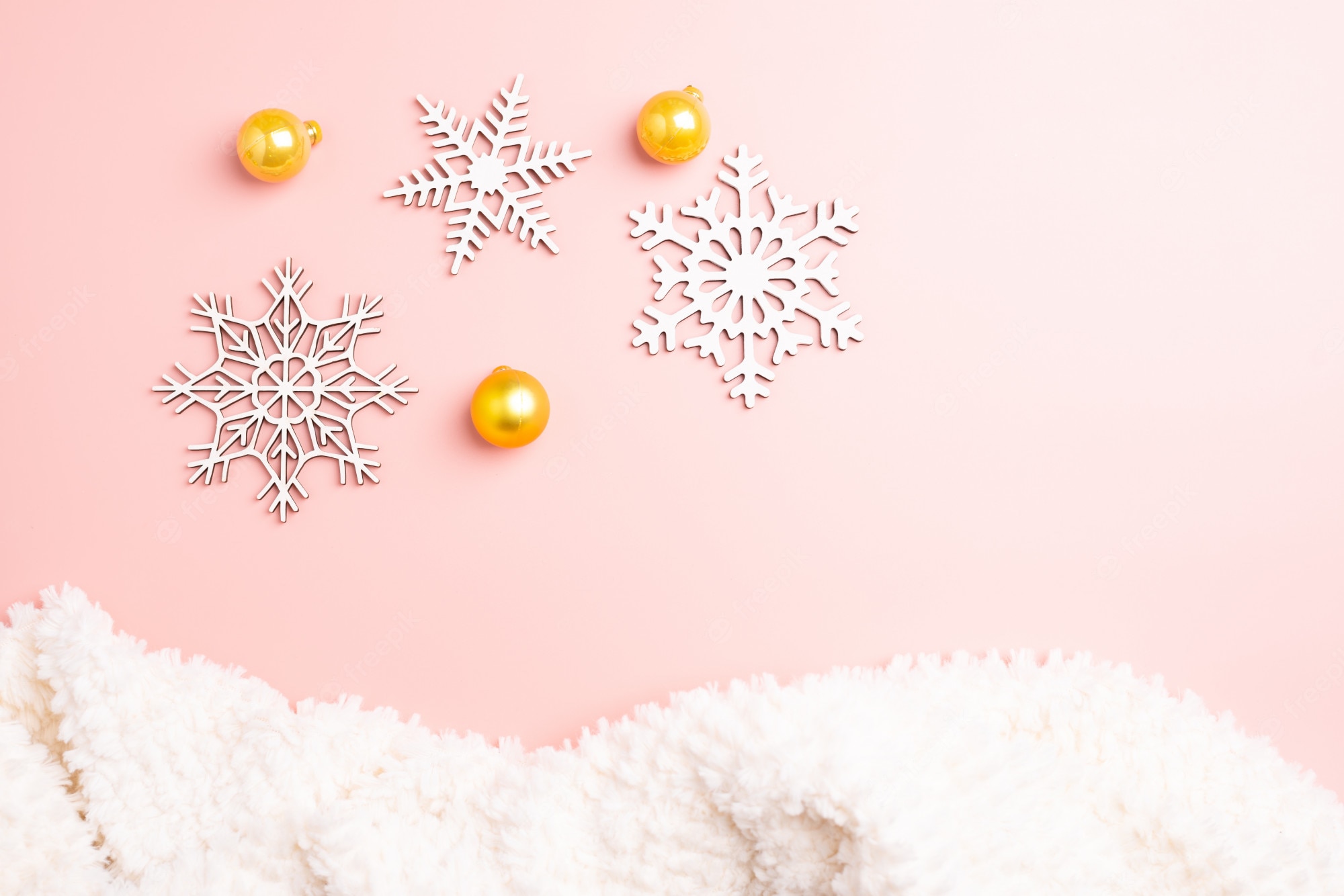 Premium Photo. White christmas snowflakes decoration on pink background. christmas wallpaper