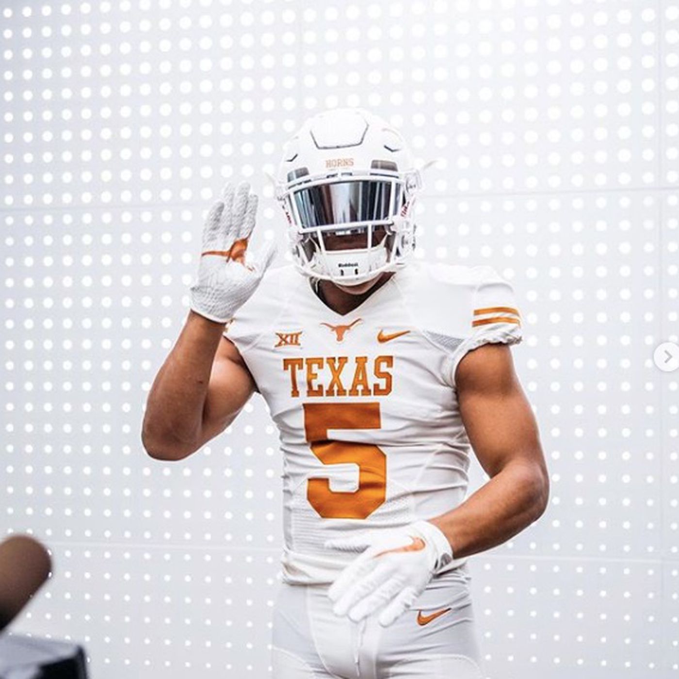 No. 2 RB Bijan Robinson signs with Texas Orange Nation