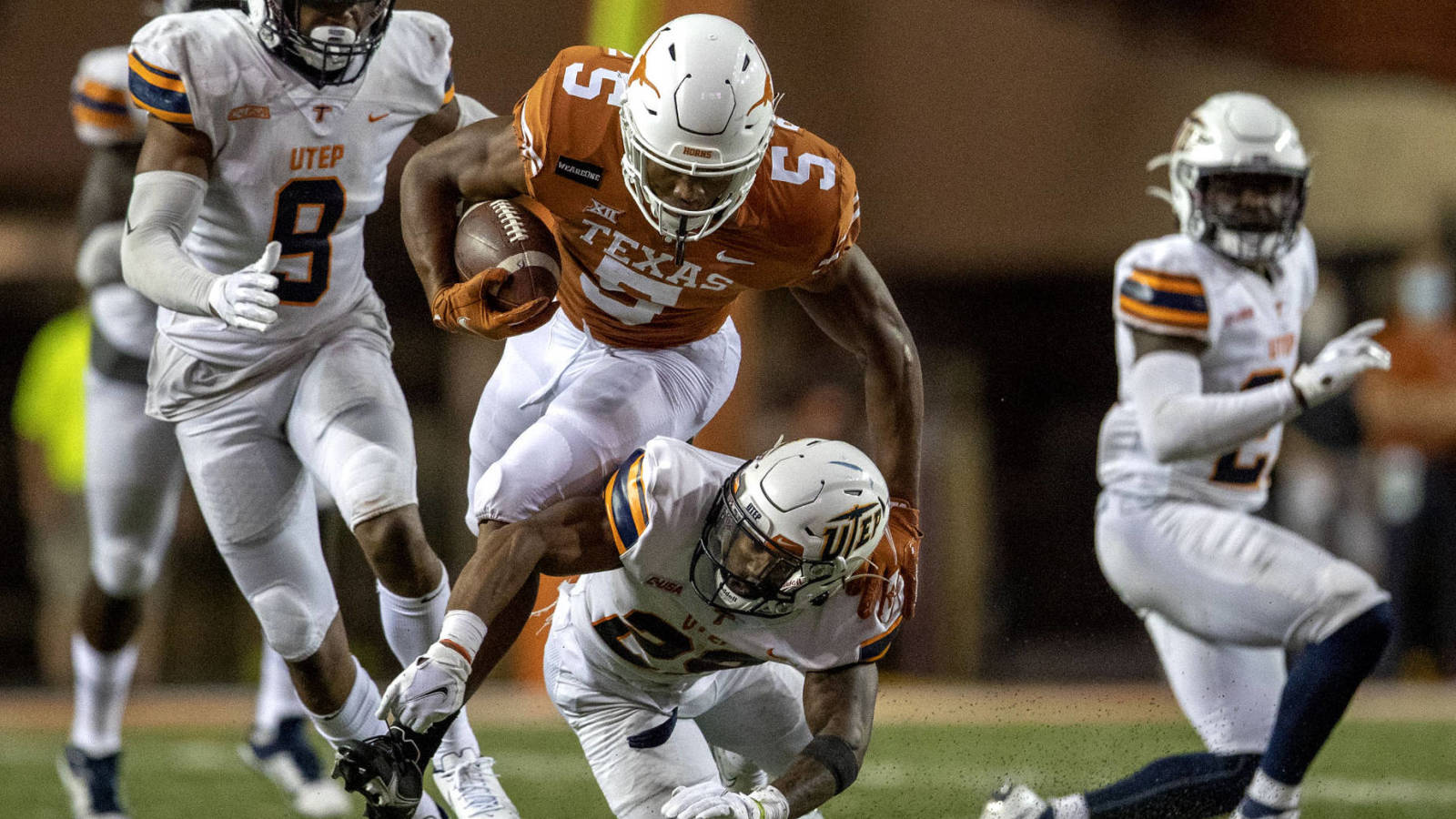 Watch: Texas RB Bijan Robinson lands on head after hurdle goes wrong