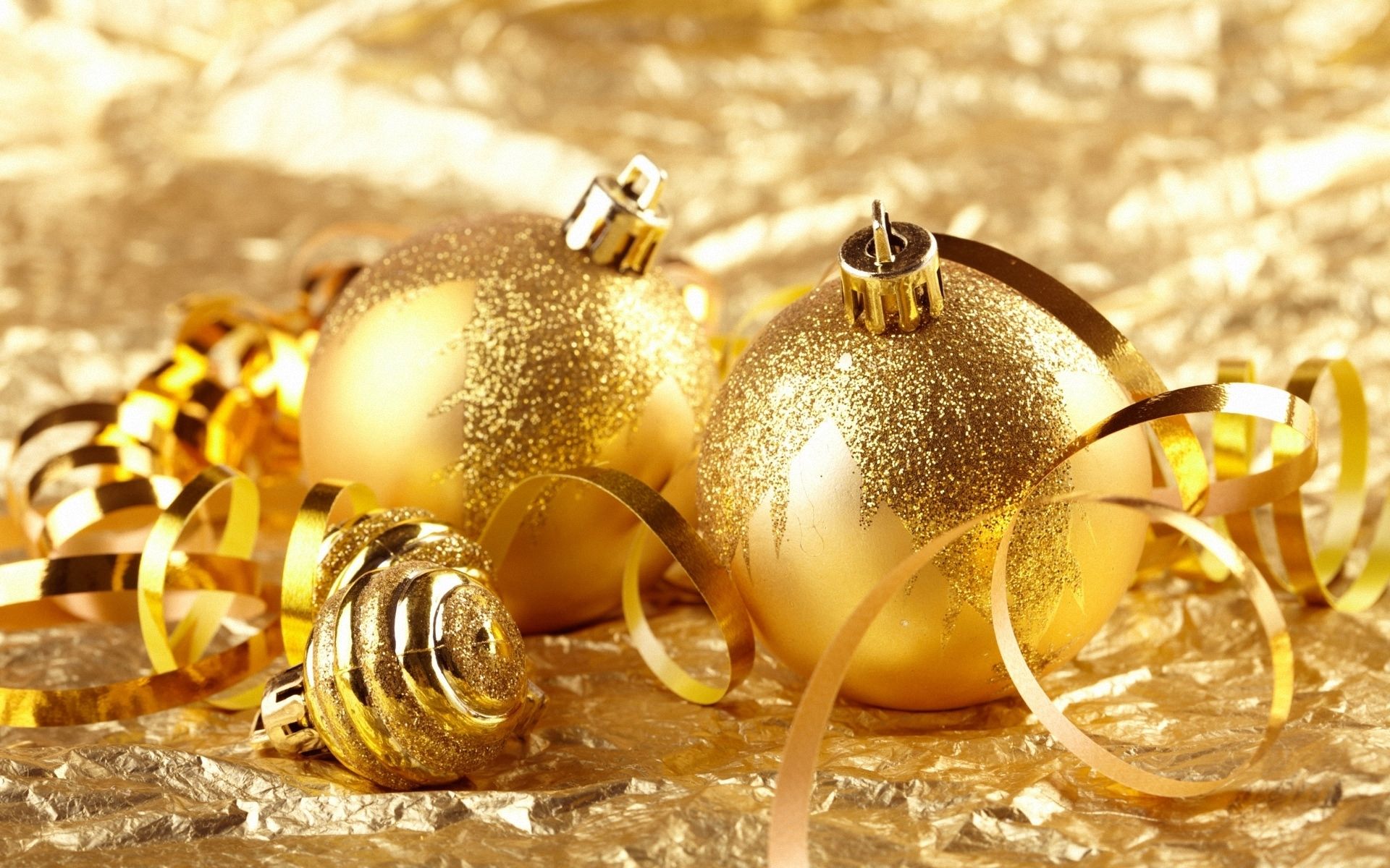 Christmas Wallpaper: Golden Christmas ornaments. Gold christmas ornaments, Gold christmas tree decorations, Gold christmas decorations
