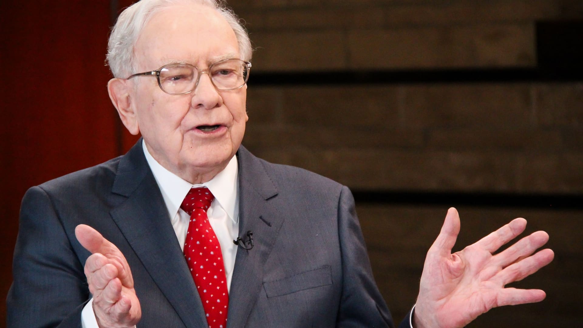 How Warren Buffett and Charlie Munger get people to listen
