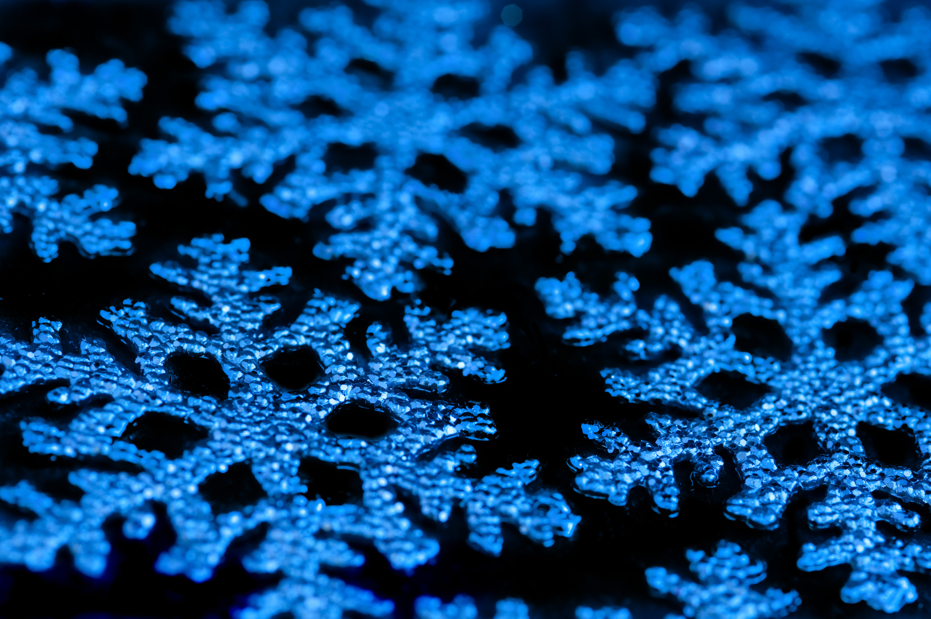 Photo of blue snowflake decorations. Free christmas image