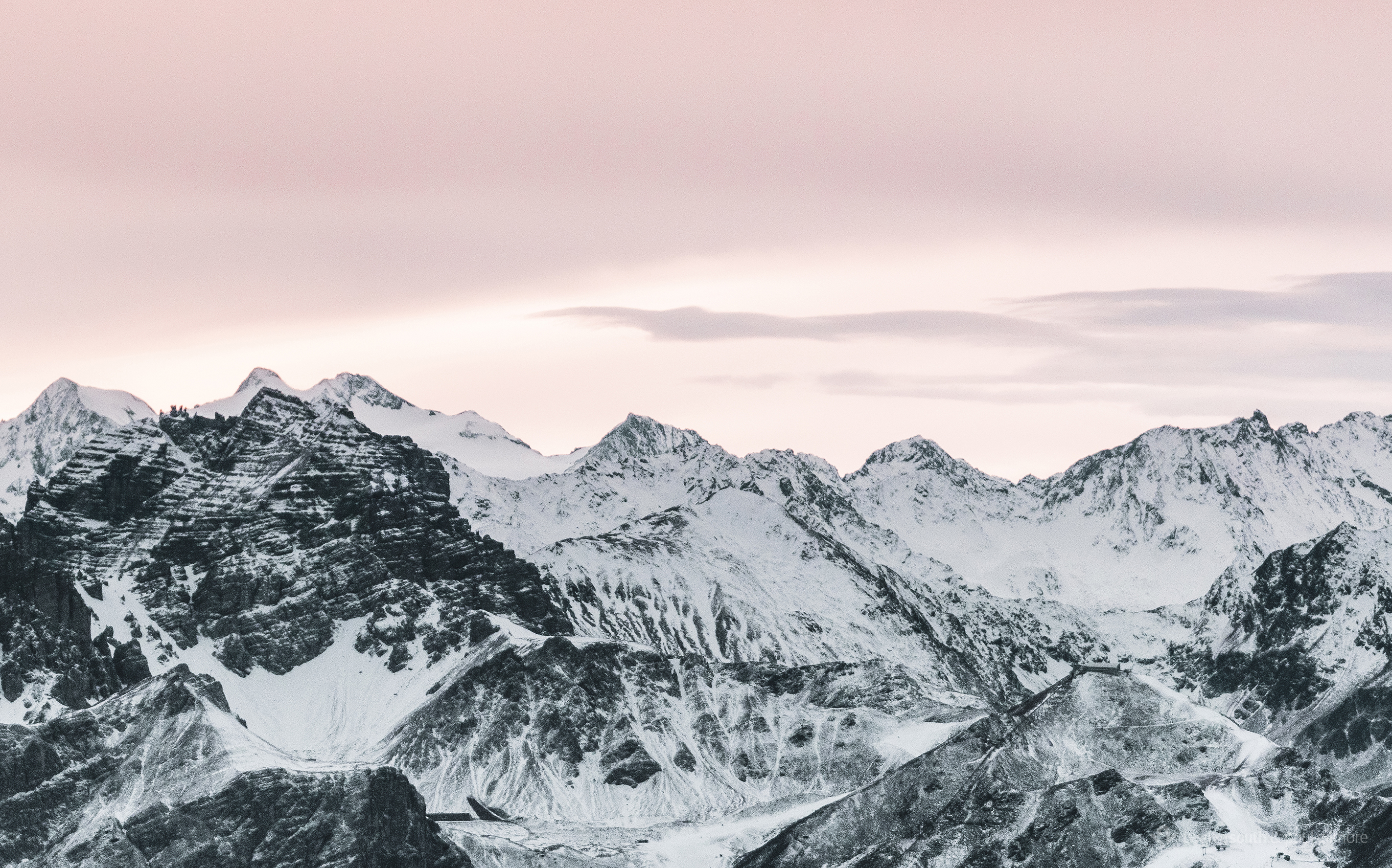 Dual Screen Wallpaper: An Innsbruck Winter