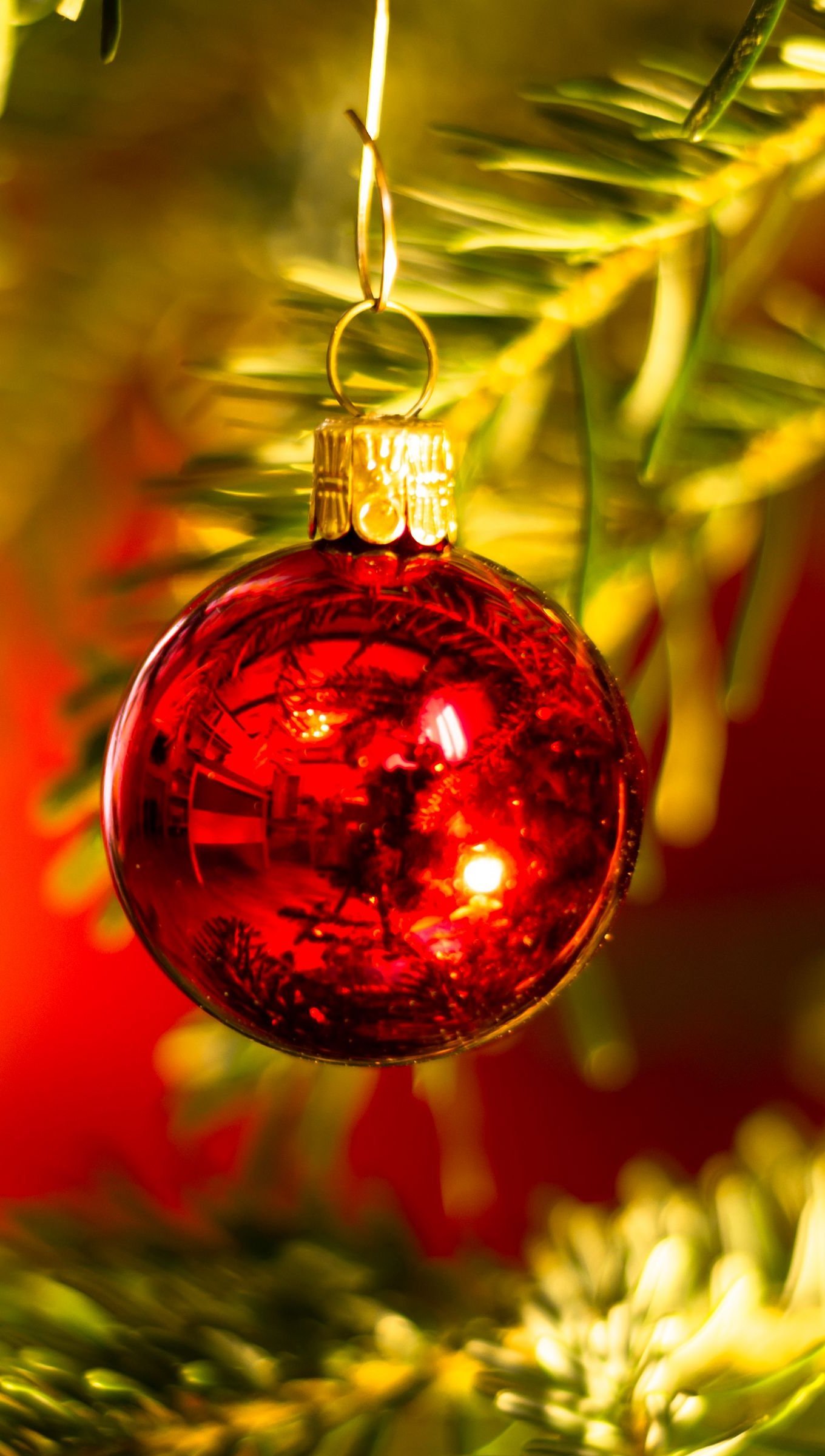 Christmas ornament on tree Wallpaper 4k for iPhone and Mobile Phone