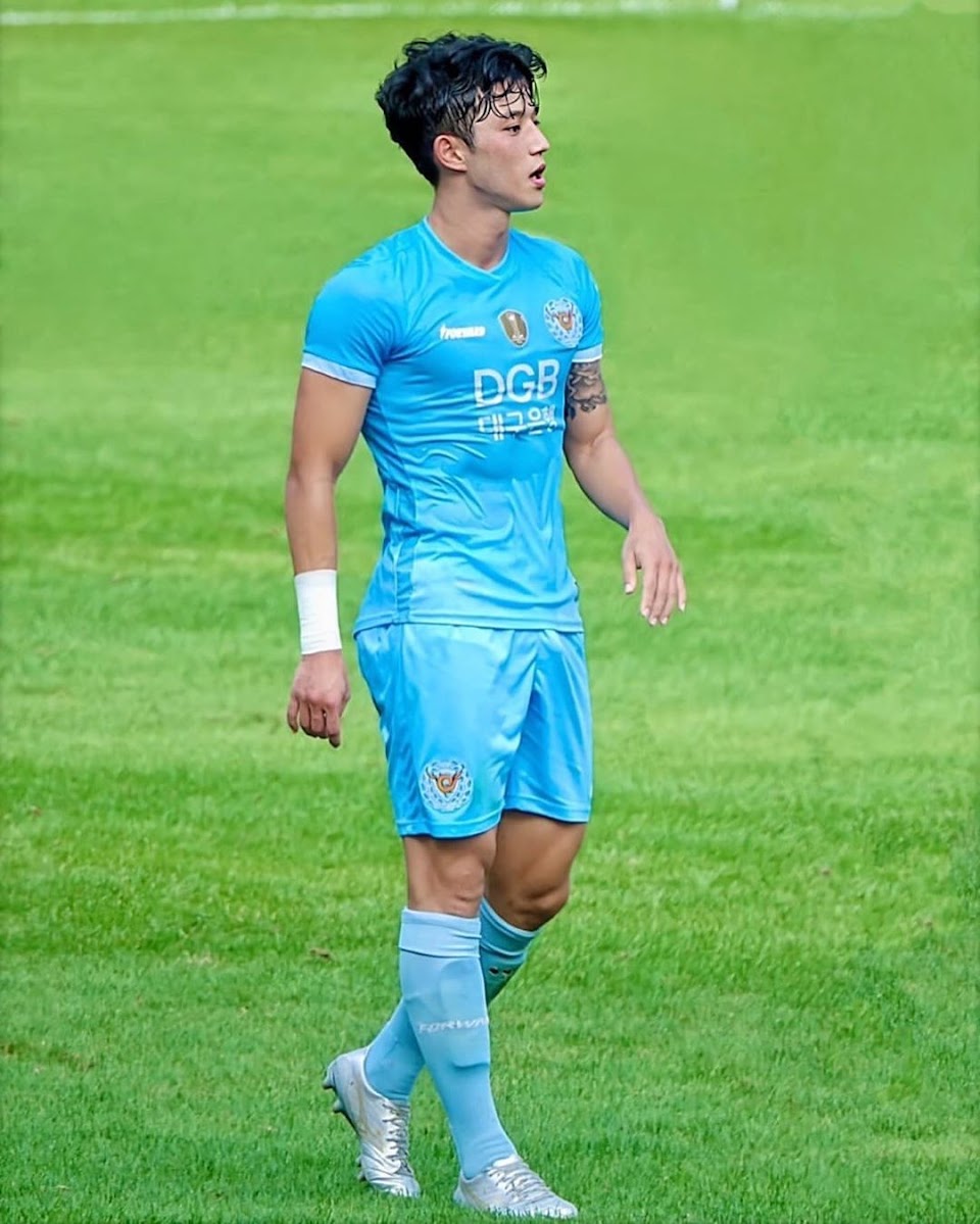 Handsome Korean Soccer Player Promises to Upload 1 Photo a Day Due to Popular Demand