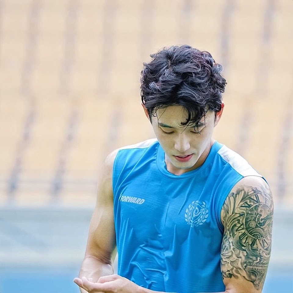 Handsome Korean Soccer Player Promises to Upload 1 Photo a Day Due to Popular Demand