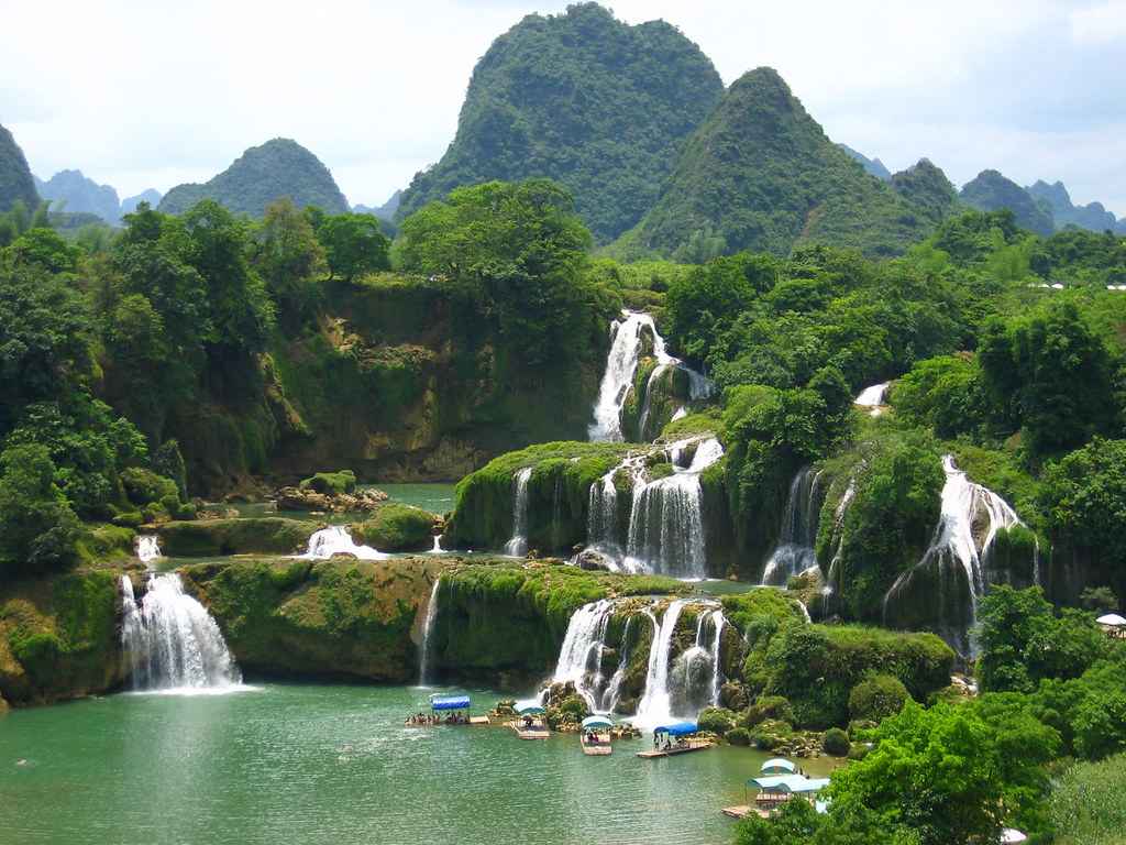 德天瀑布 Detian Waterfall 广西. On the border between C