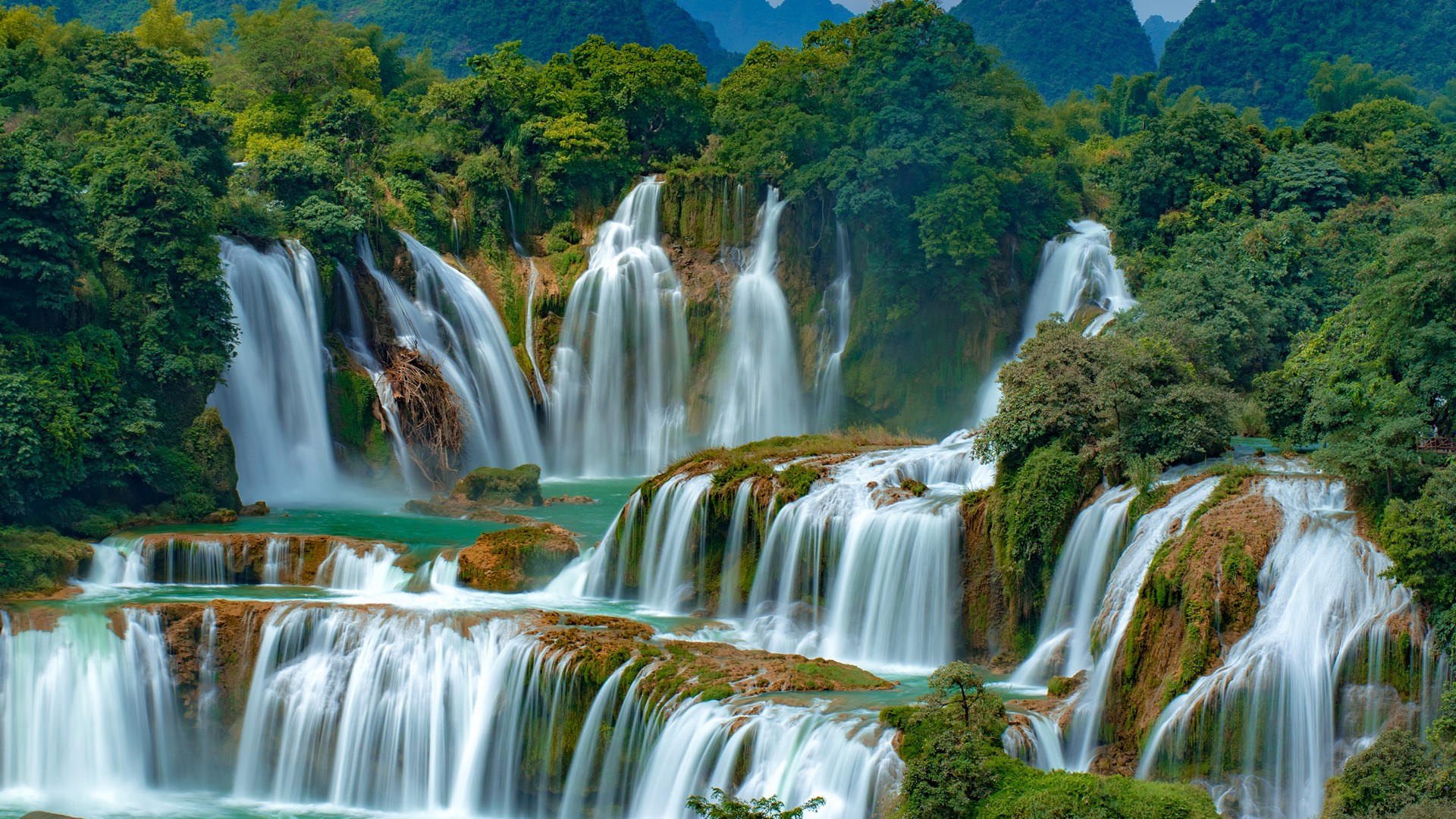Ban Gioc Falls waterfall on Quây Sơn River between China and Vietnam. Windows 10 Spotlight Image