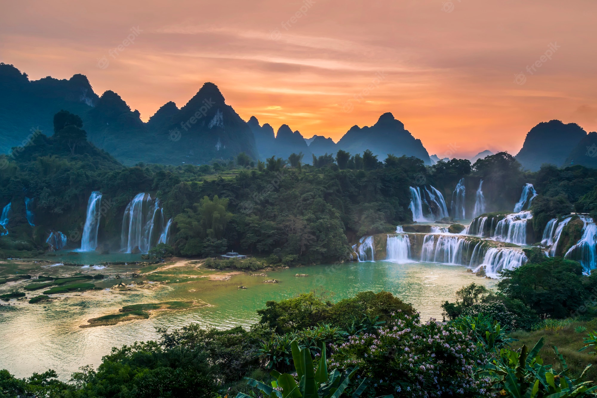 Premium Photo. Detian falls in guangxi, china and banyue falls in vietnam