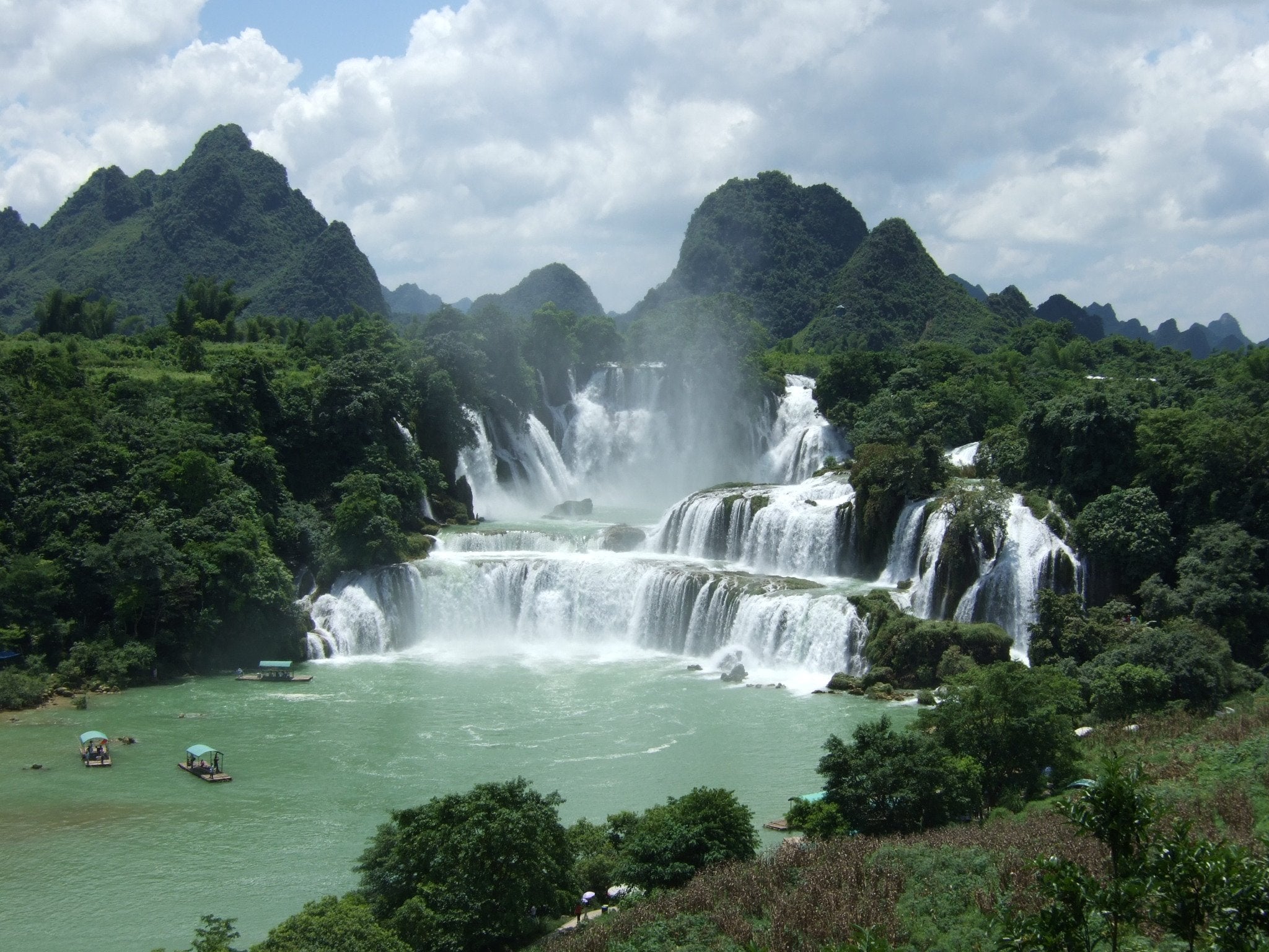 Detian Falls, at the border of Vietnam and China [pic]