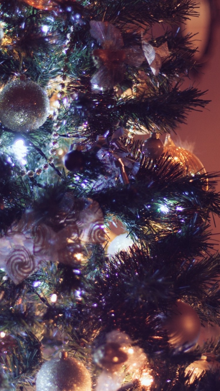 Christmas tree close up HD Wallpaper iPhone 6 / 6S