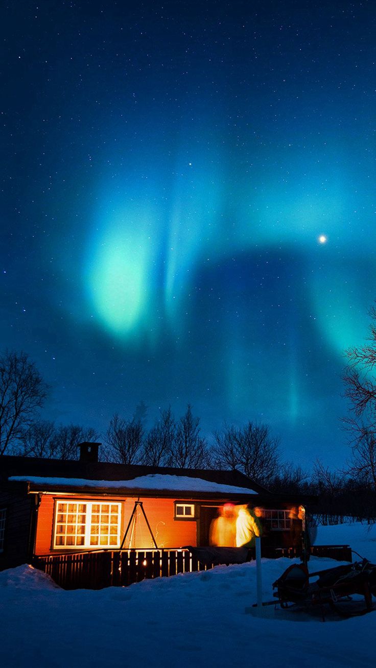 Aurora Canada House Night Winter Mountain Sky #iPhone #plus #wallpaper. Aurores boréales, Vacances montagne, Vacances destination