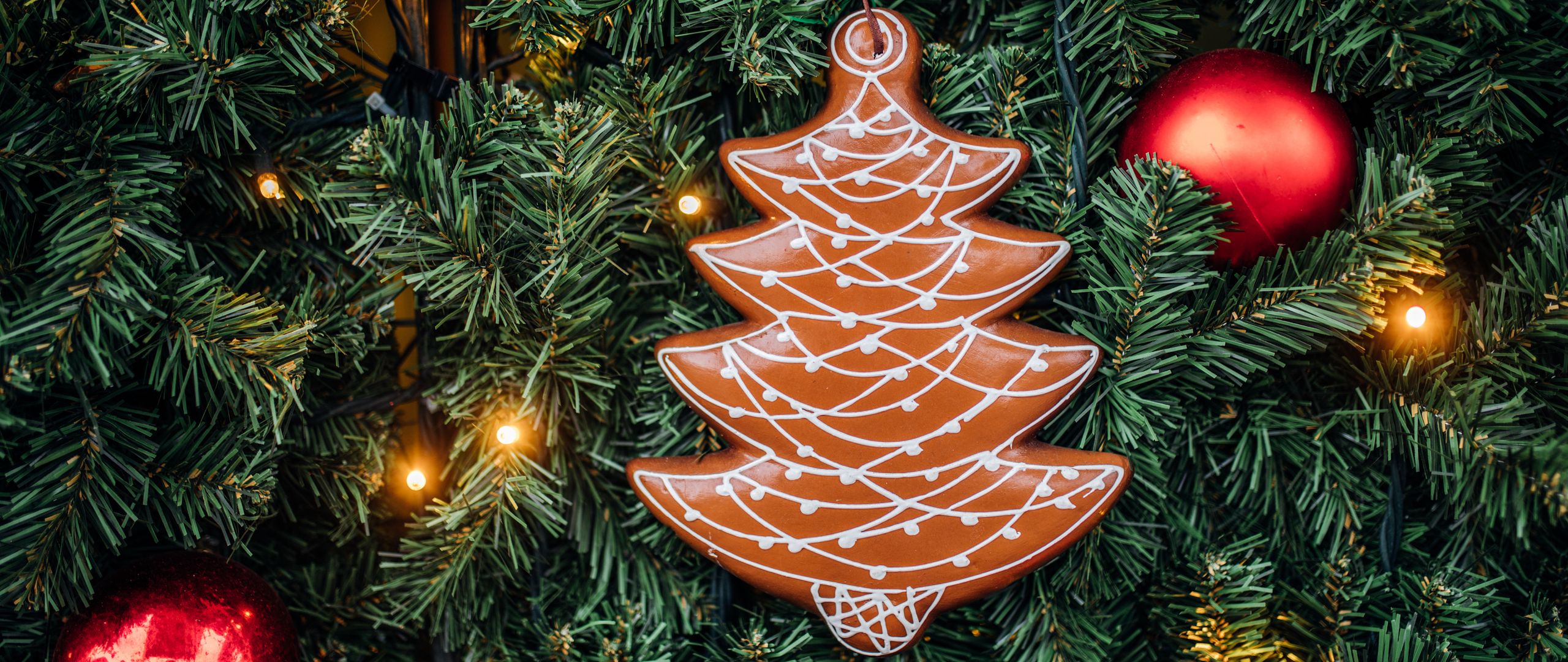 Download wallpaper 2560x1080 christmas tree, decoration, garland, holiday, new year, christmas dual wide 1080p HD background