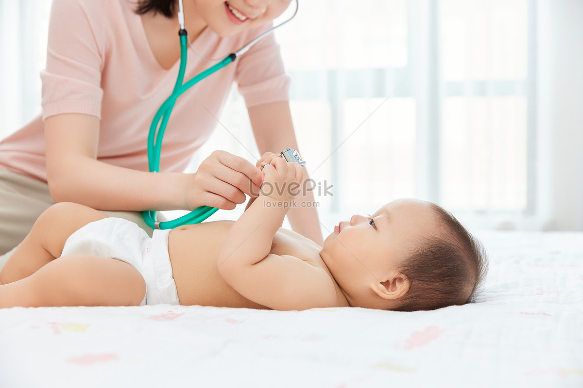 Mom Uses A Stethoscope To Check The Body Picture And HD Photo. Free Download On Lovepik