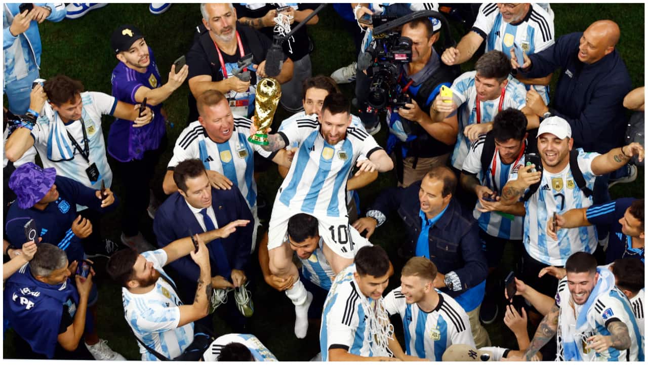 In photo: Messi & Co lift World Cup trophy after thrilling final against France