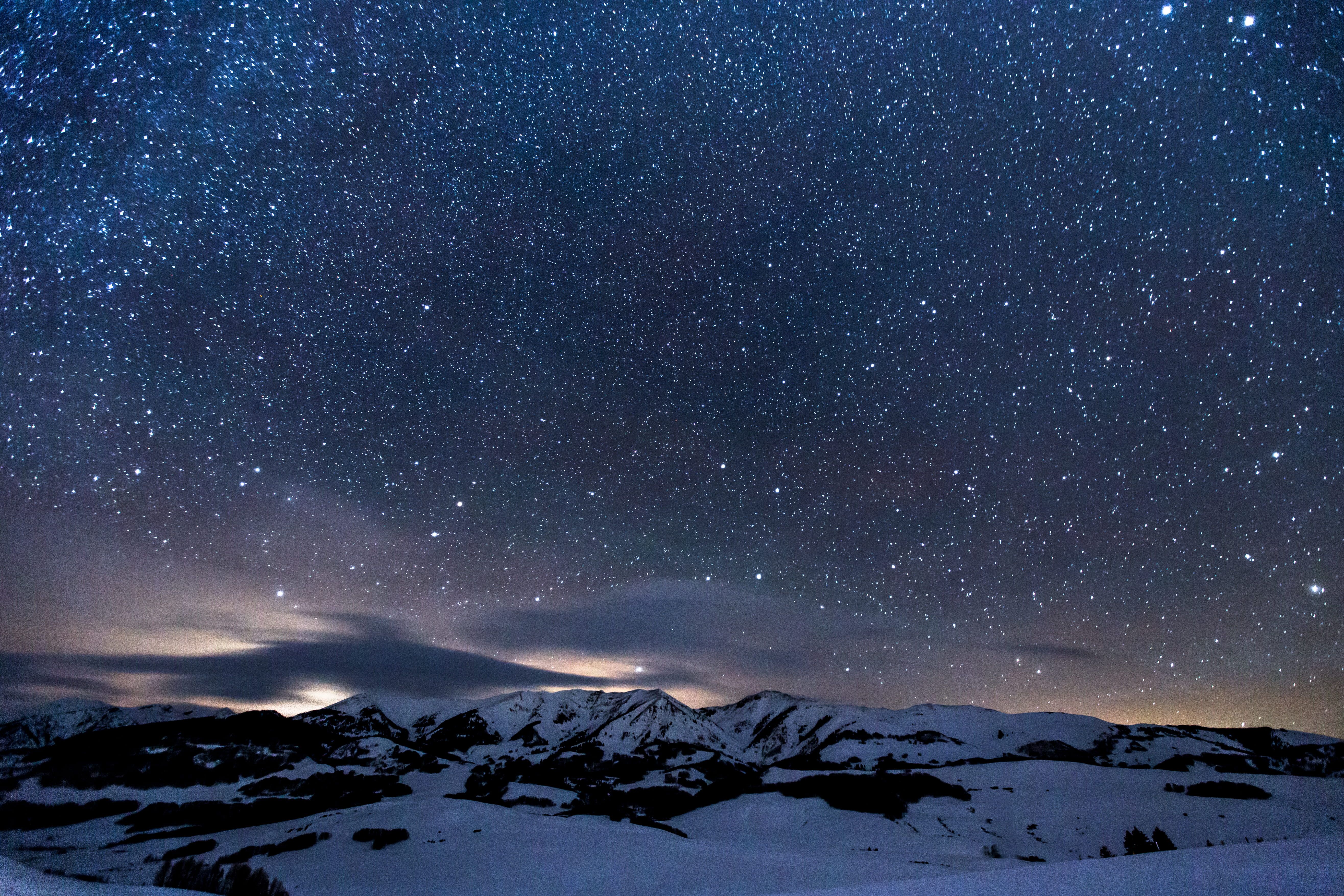 night sky with stars above snow landscape, landscape photo of mountain covered by snow during nightt. Whatsapp hintergrund, Desktop hintergrund, Hintergrundbilder