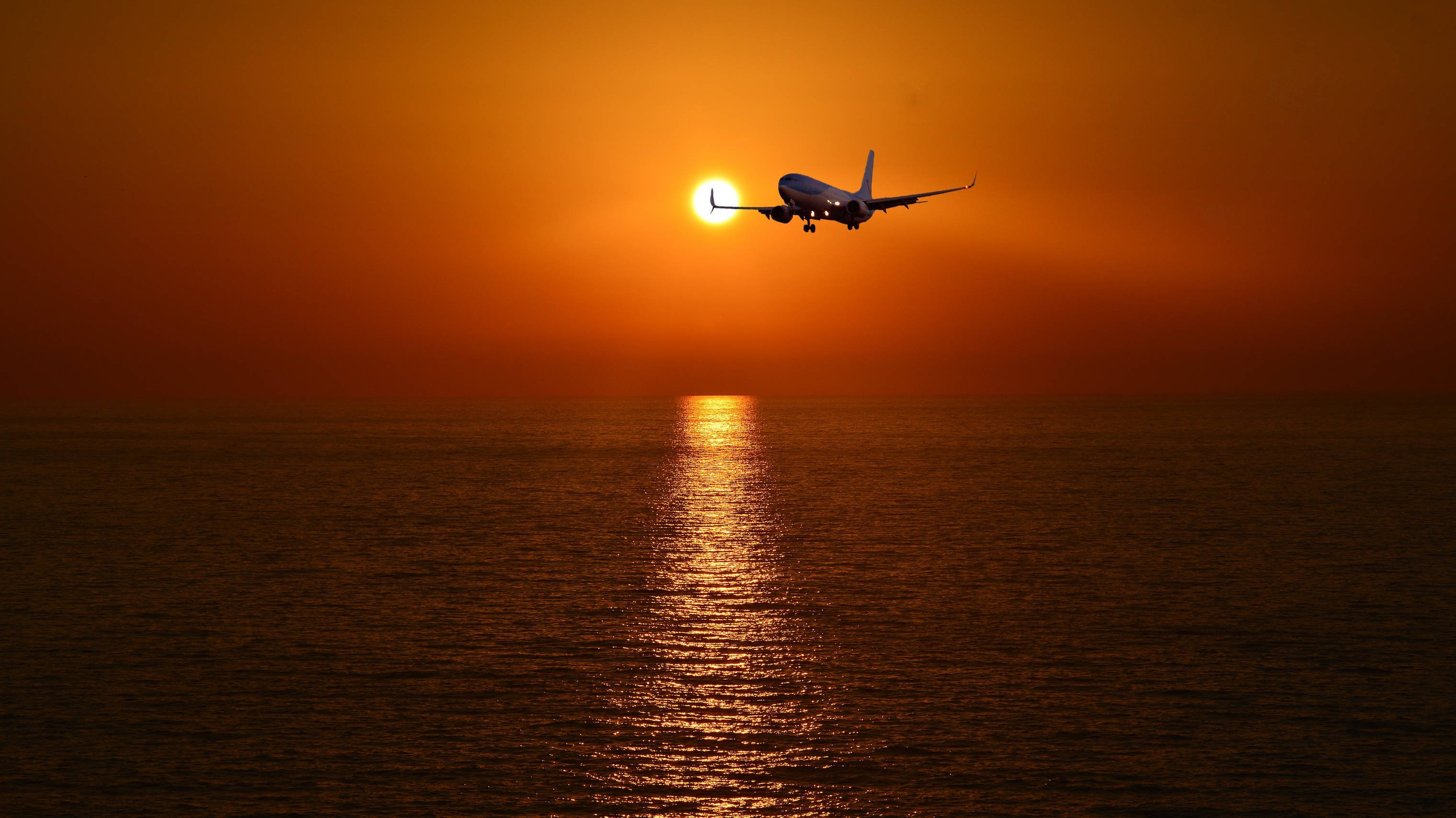 Download HD Plane Flying Into Sunset Wallpaper