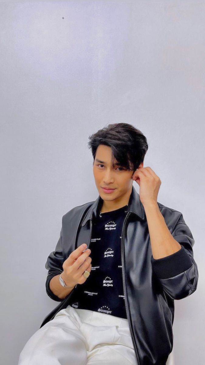 Nnattawin. Selebritas, Aktor, Pria tampan