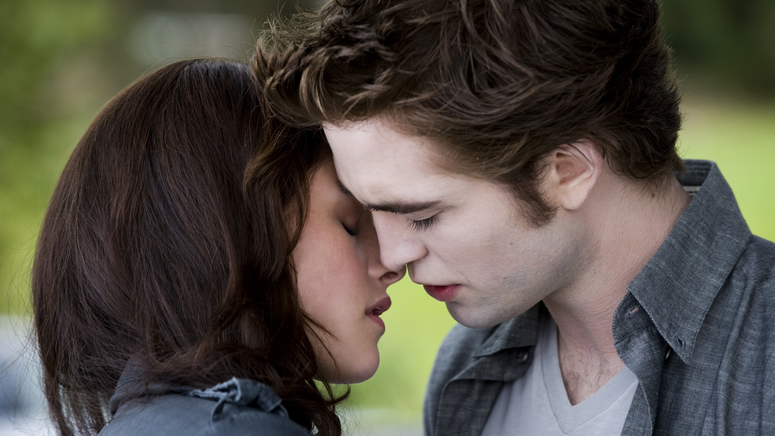 Download wallpaper girl, kiss, actress, pair, actor, guy, twilight, twilight, Kristen Stewart, kristen stewart, the time, kiss, Edward Cullen, edward cullen, bella swan, robert pattinson, section films in resolution 2560x1440