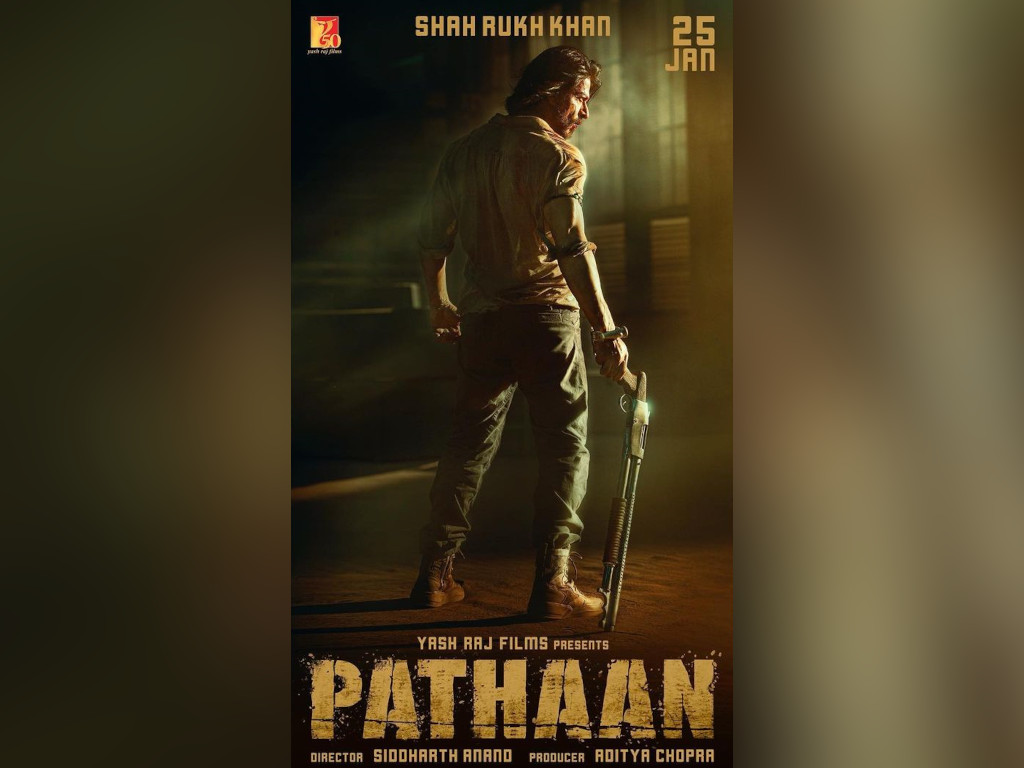 Shah Rukh Khan unveils Pathaan poster on 30th anniversary since his debut. News & Features