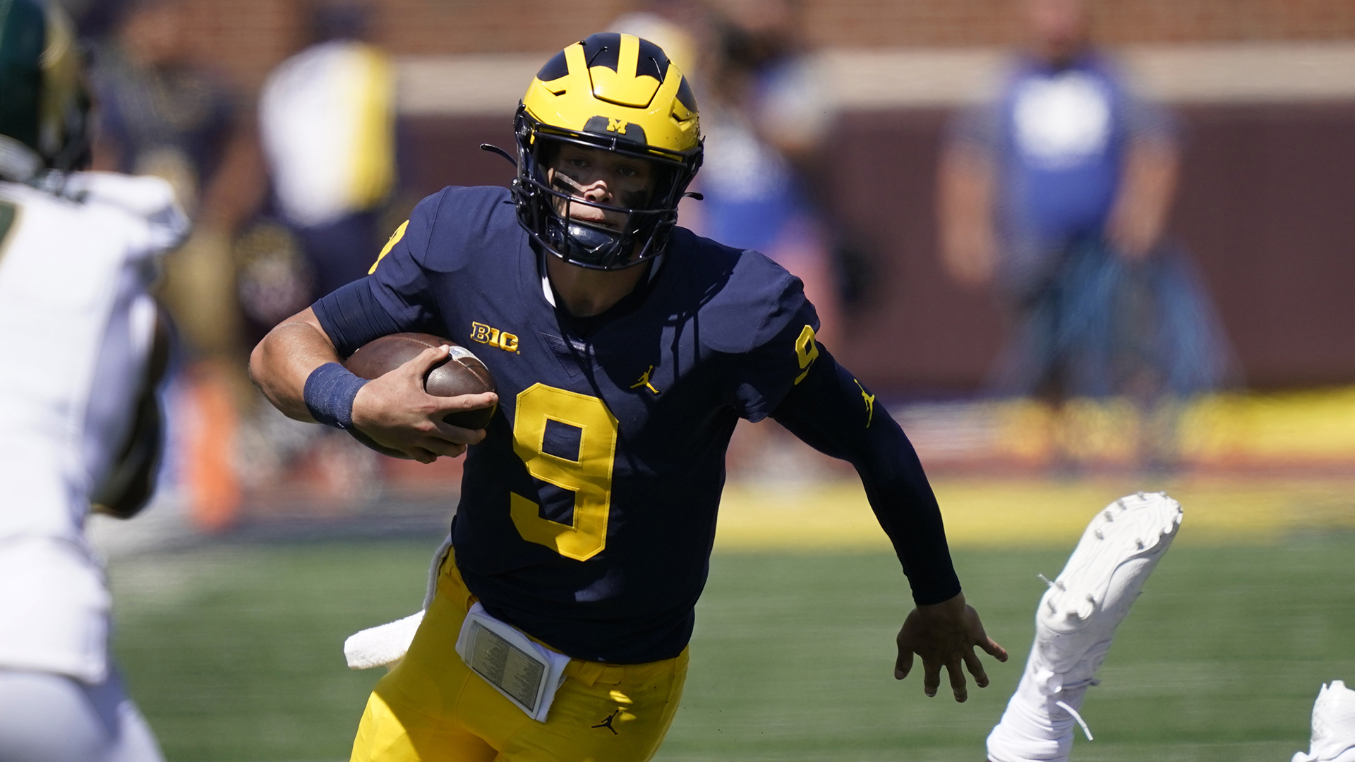 Michigan going with QB McCarthy over McNamara against Hawaii