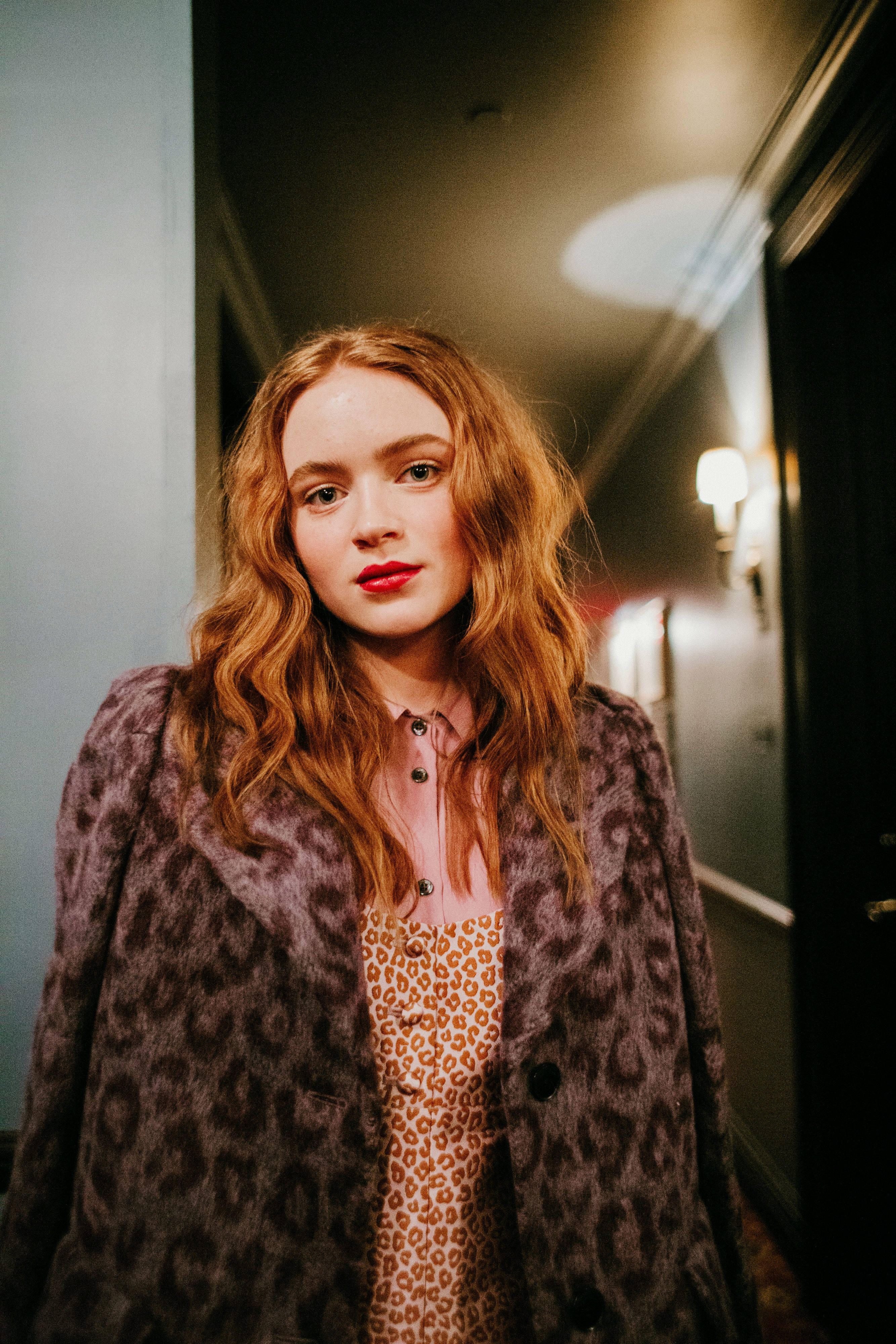 Download Sadie Sink In A Hotel Wallpaper