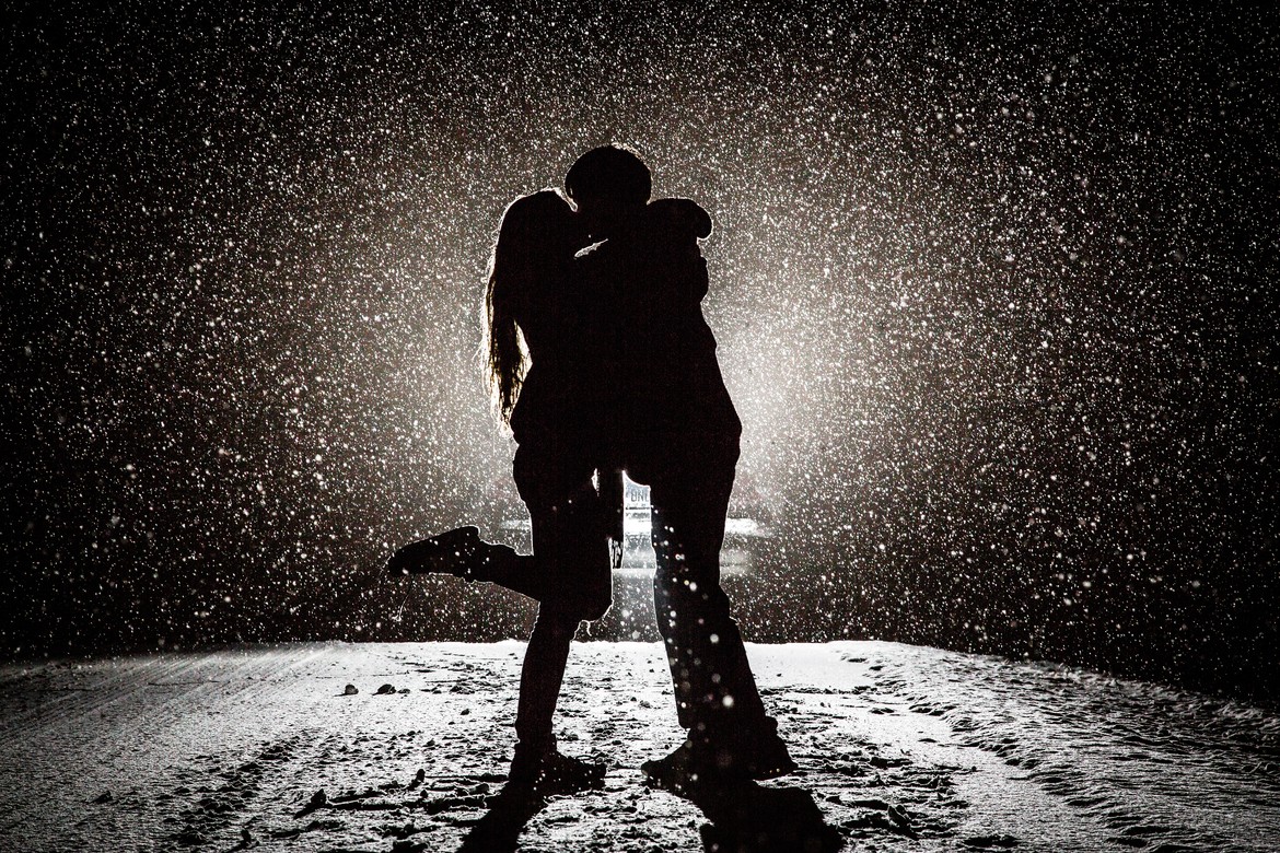 love, snow, kissing, lights, couple, monochrome, winter, silhouette, backlighting Gallery HD Wallpaper