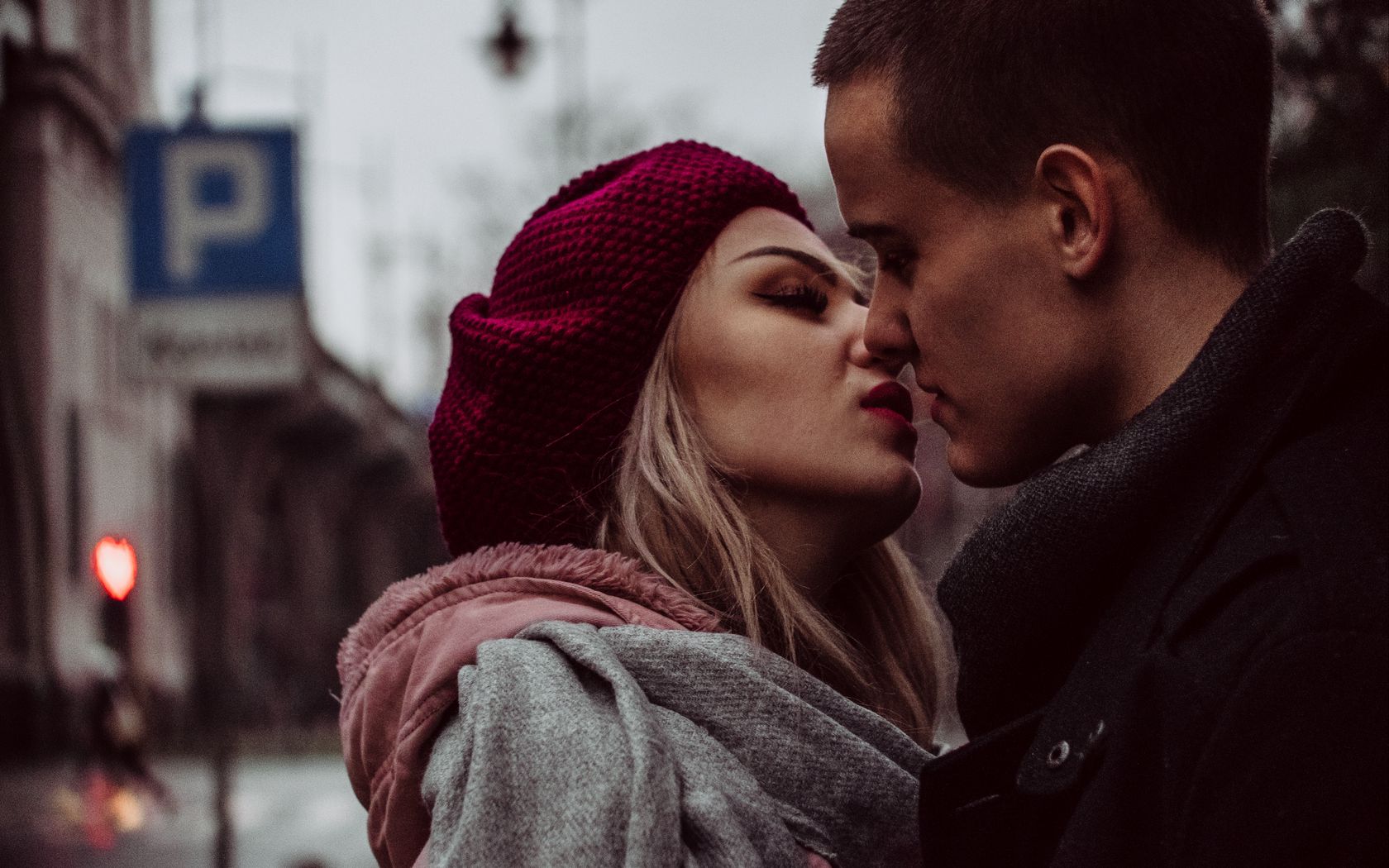 Download wallpaper 1680x1050 couple, kiss, tenderness, love, romance widescreen 16:10 HD background