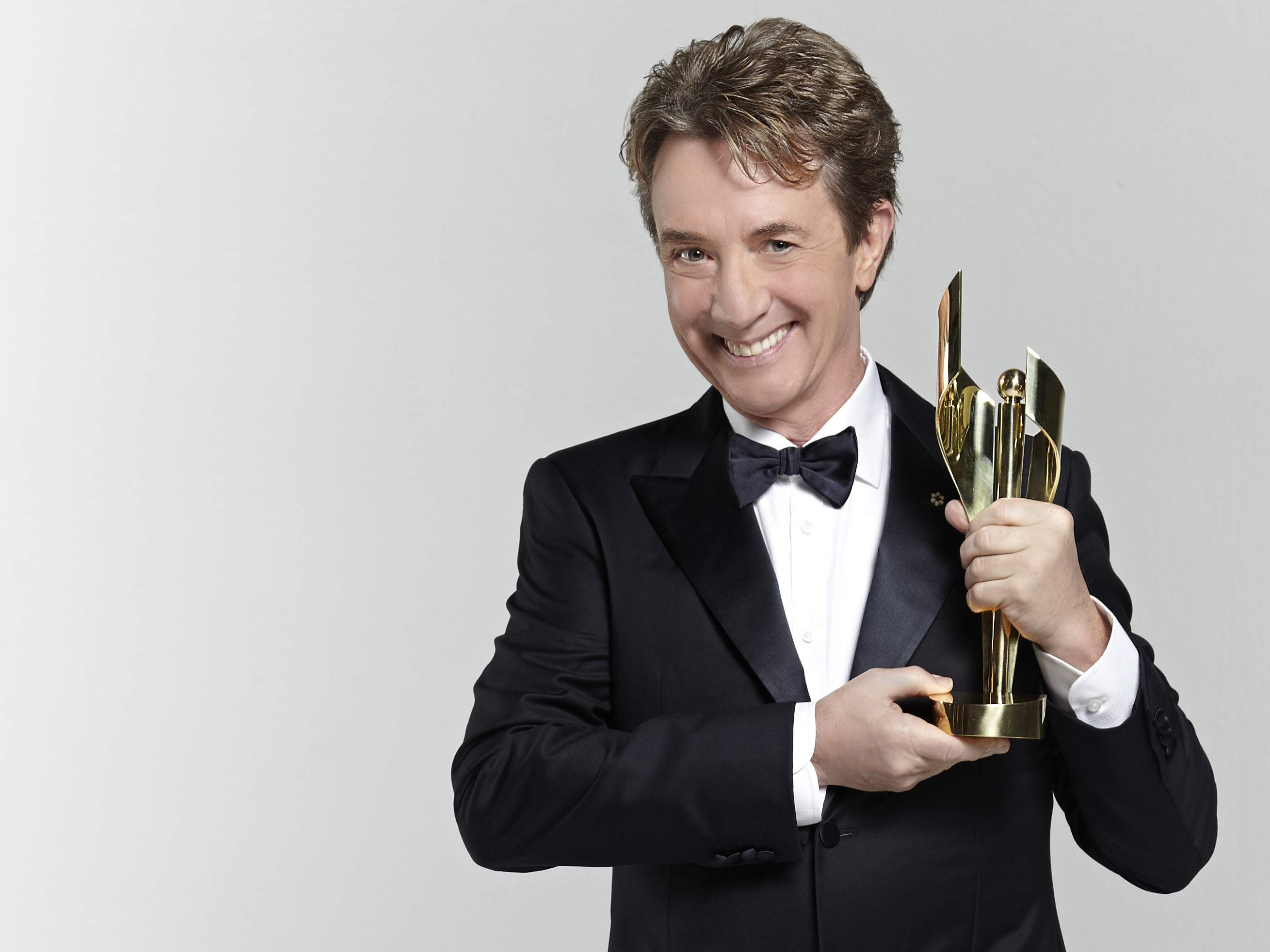Wallpaper, actor, Gentleman, jacket, tuxedo, hand, finger, suit, award, formal wear, martin short 2619x1964