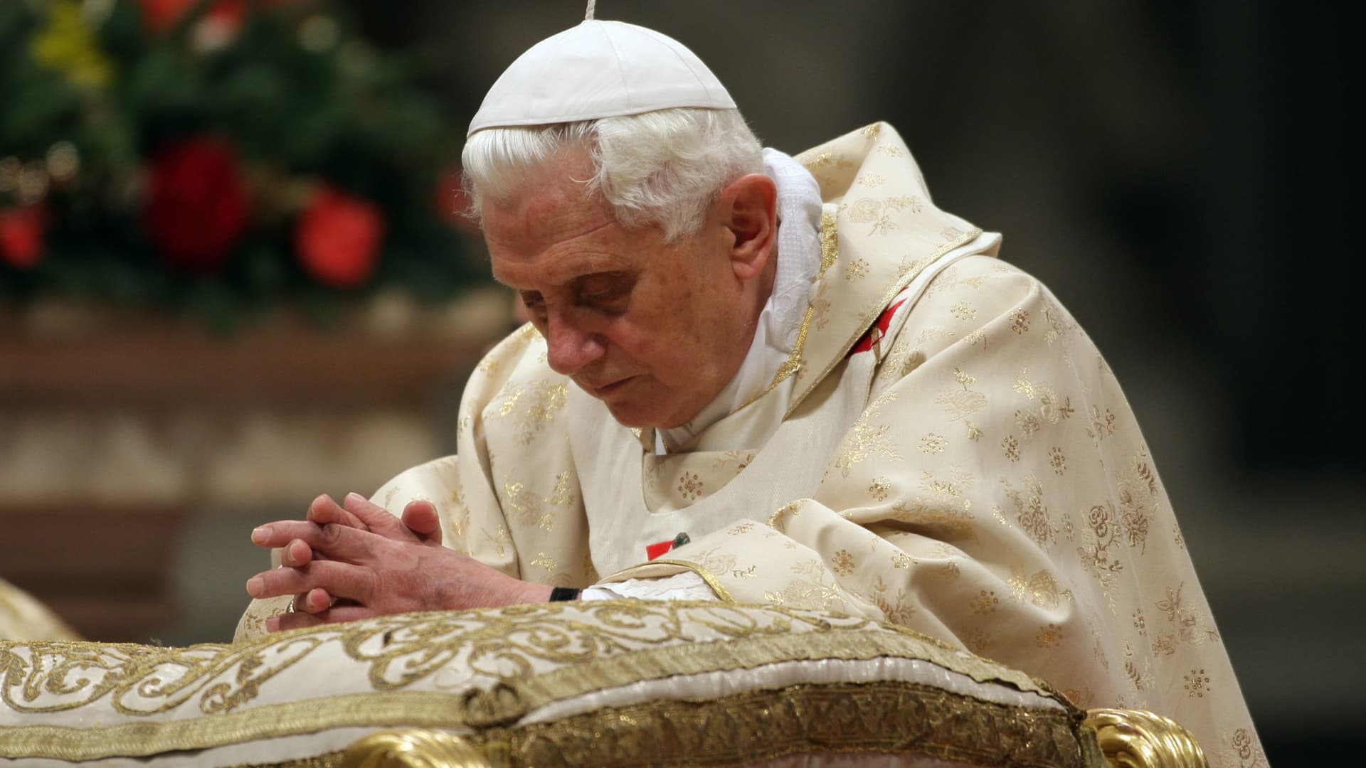 Former Pope Benedict's condition worsening, Vatican says as Francis calls for prayers