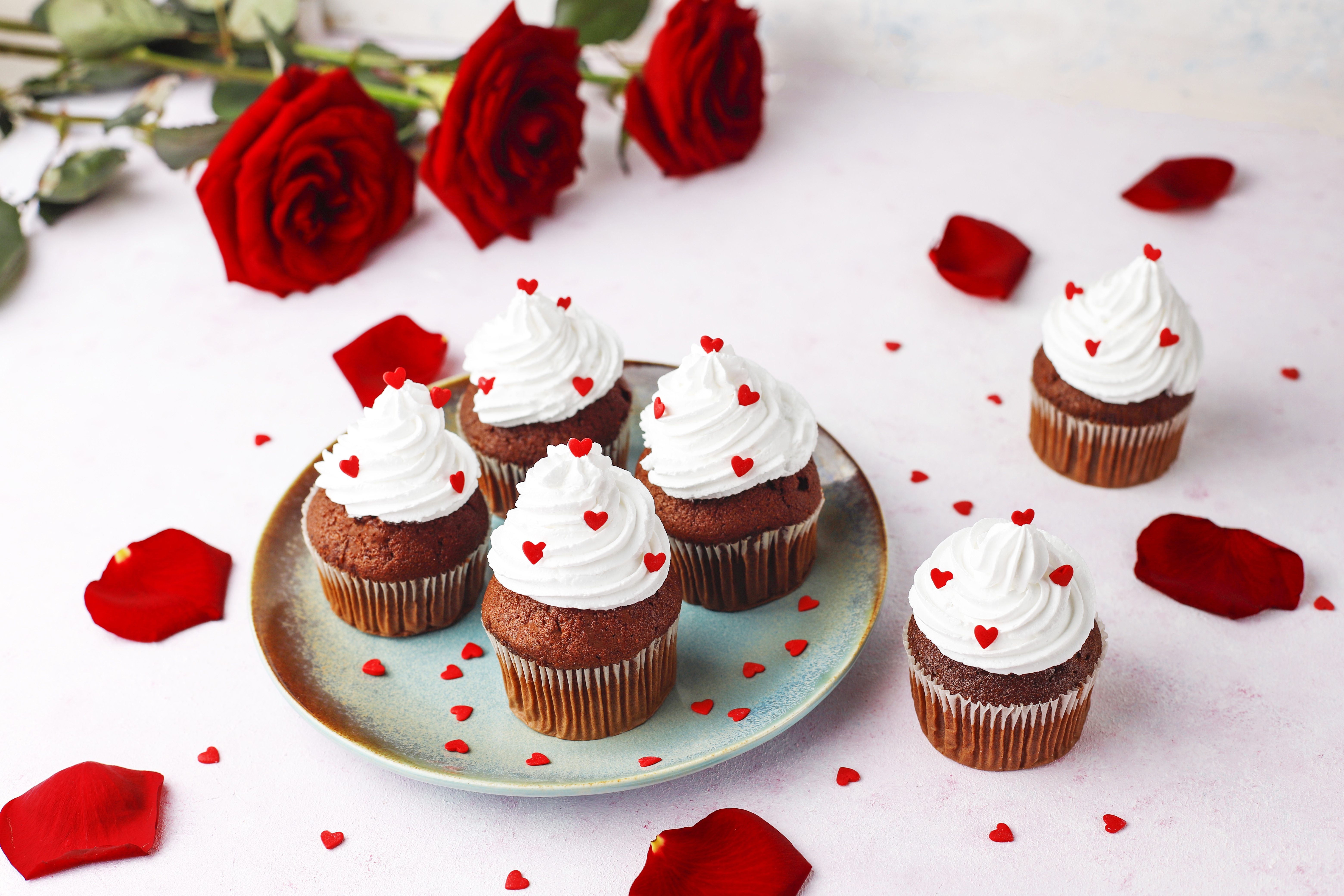 Cream Topped Cupcakes with Hearts and Roses ♥