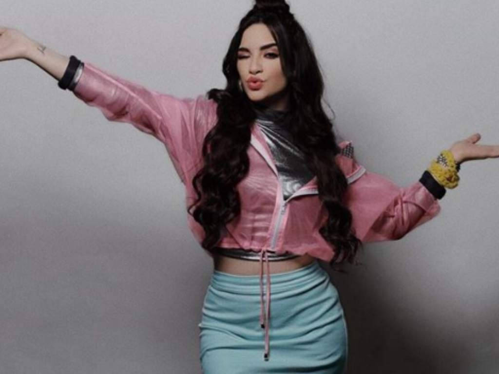 Download Kimberly Loaiza Fun Shoot Wallpaper