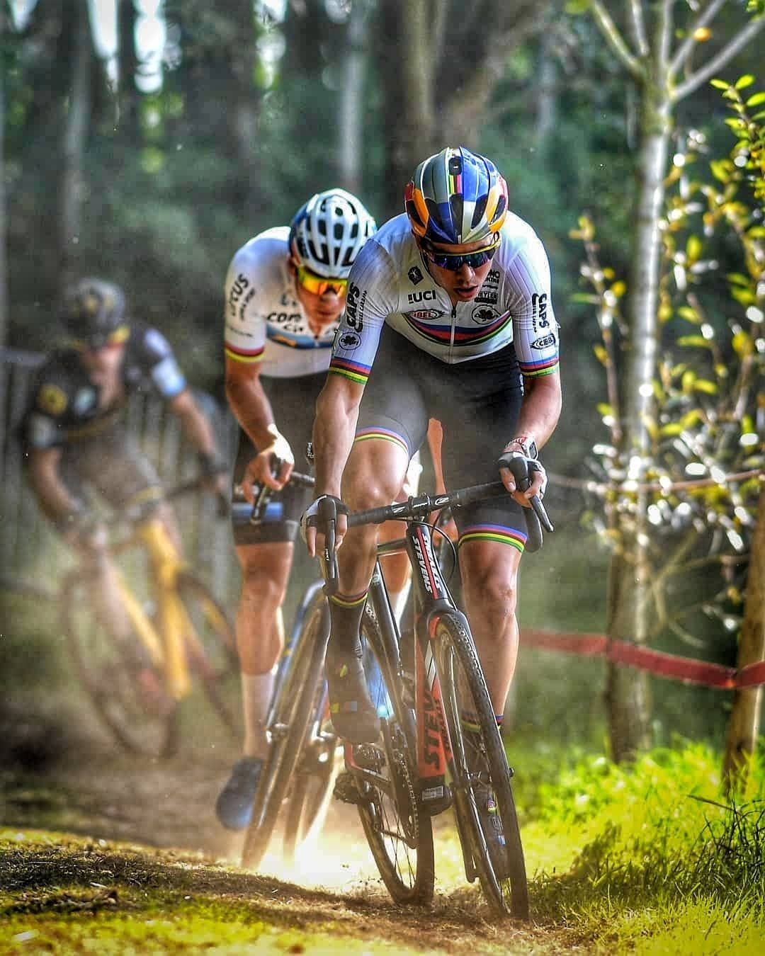 Le duel Mathieu Van Der Poel VS Wout Van Aert. Bicicleta de corrida, Ciclismo, Esportes de aventura