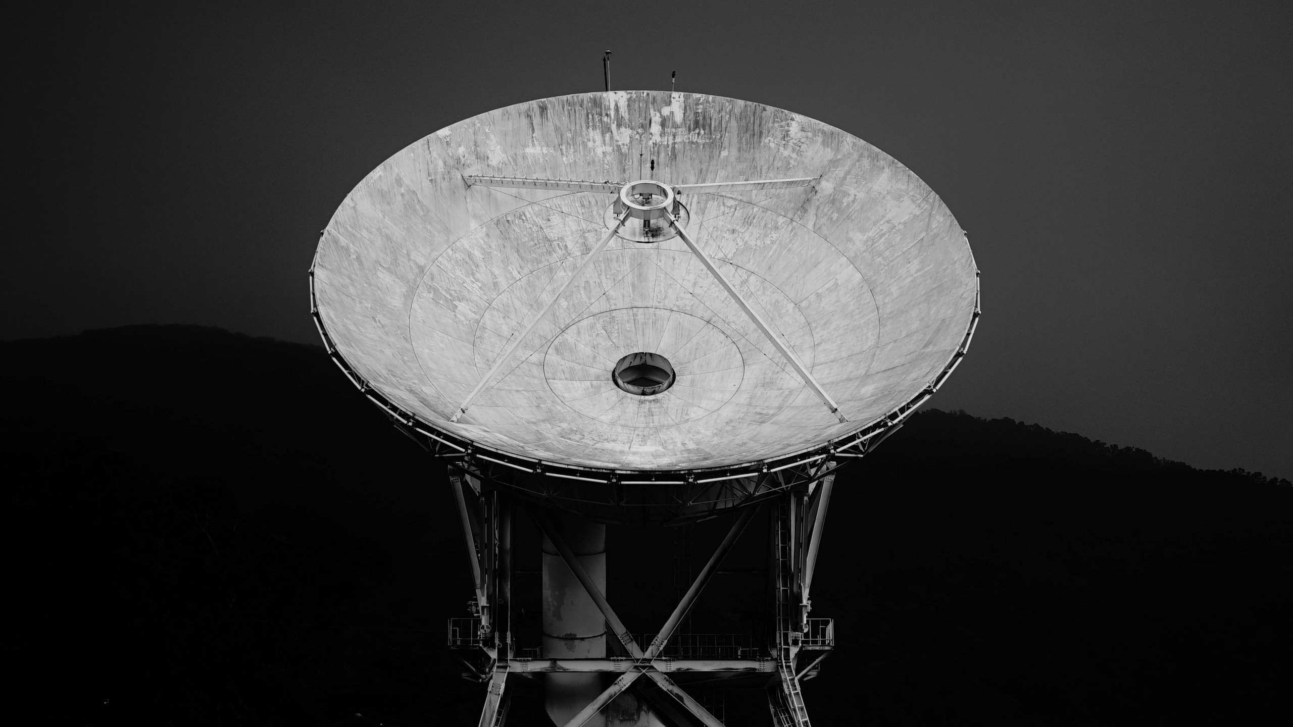Wallpaper / a black and white shot of a dish radio telescope, satellite antenna skyward 4k wallpaper free download